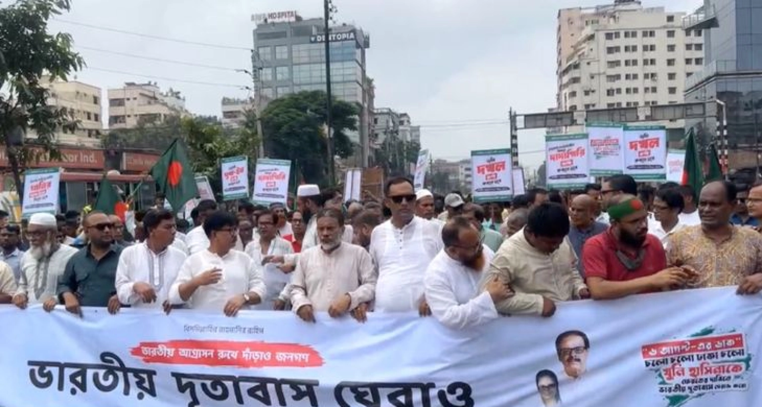  শেখ হাসিনাকে বাংলাদেশে ফেরতের দাবিতে সড়ক অবরোধ