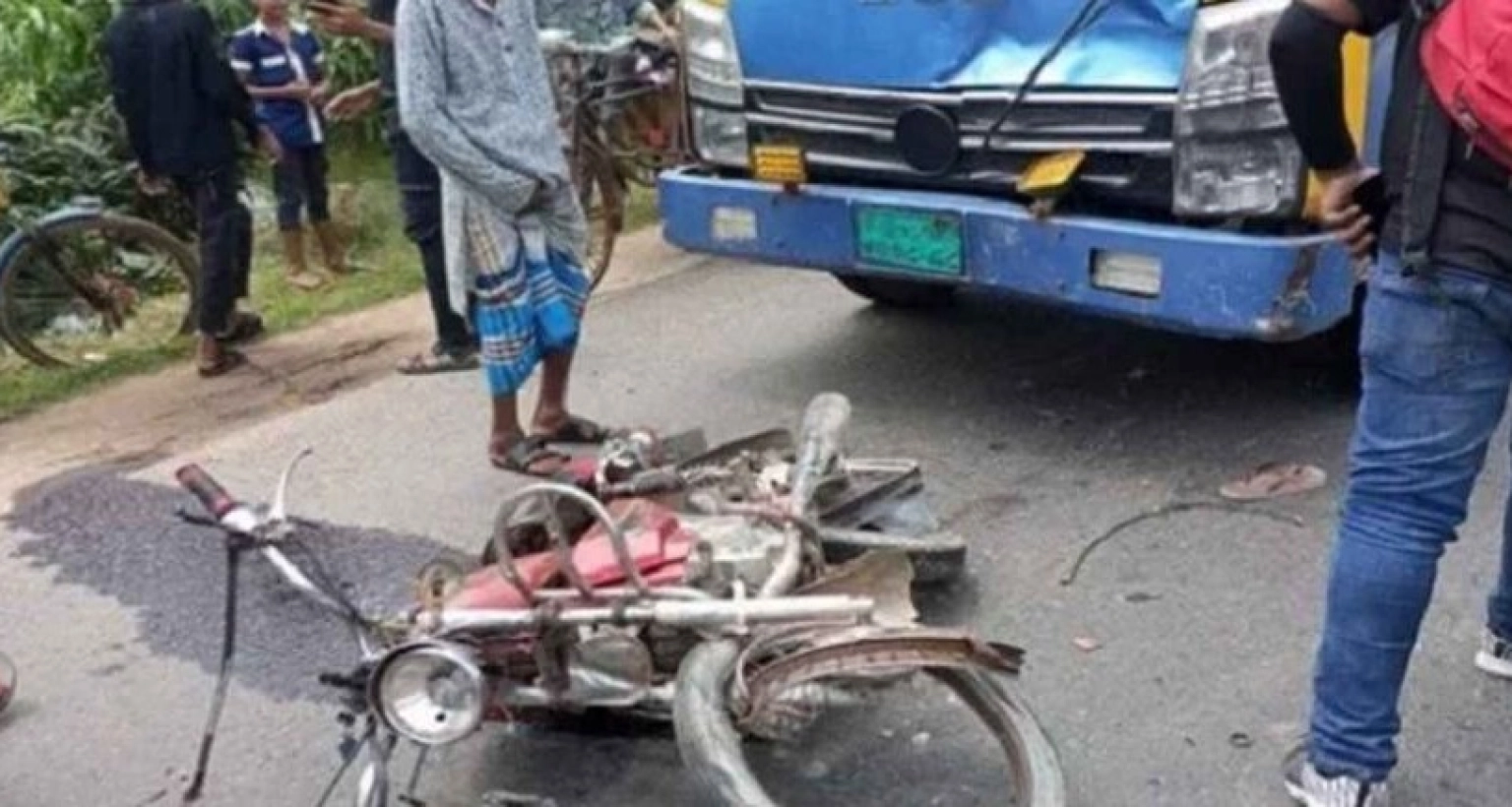 পিকআপ-মোটরসাইকেল সংঘর্ষে ৩ জনের মৃত্যু