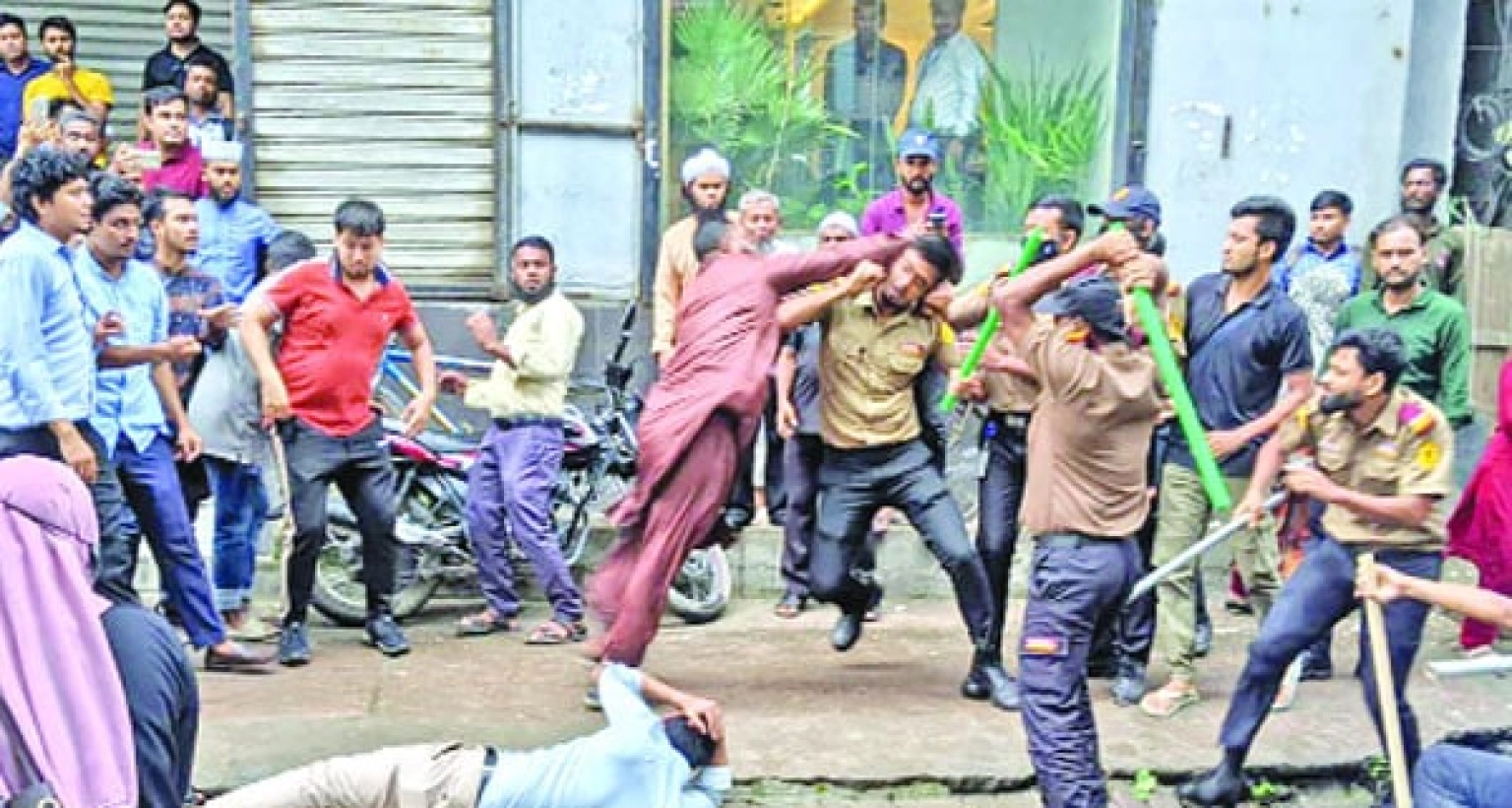আল-আরাফাহ্ ইসলামী ব্যাংকে হামলা, এইচআর হেডসহ আহত ১৫