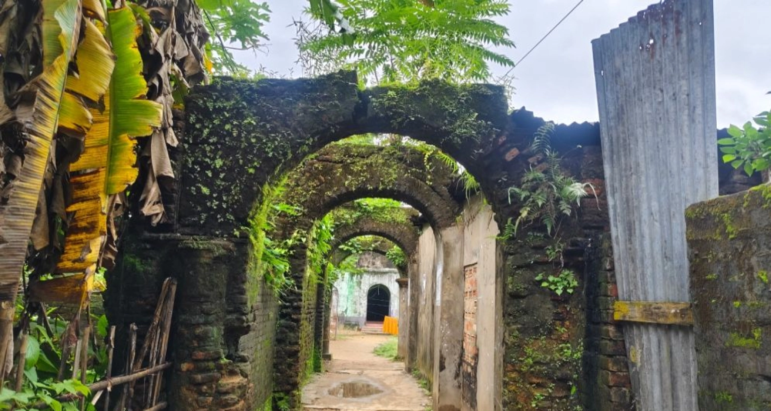 এই বাড়ির সামনে কেউ জুতা পায়ে, ছাতা মাথায় হাঁটতেন না