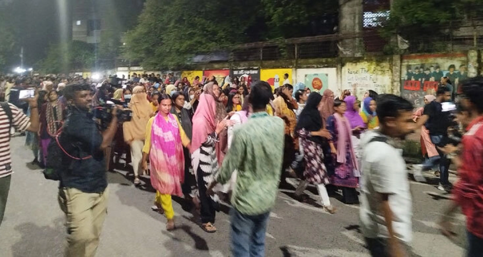 মধ্যরাতে তালা ভেঙে বের হয়ে ছাত্রীদের বিক্ষোভ