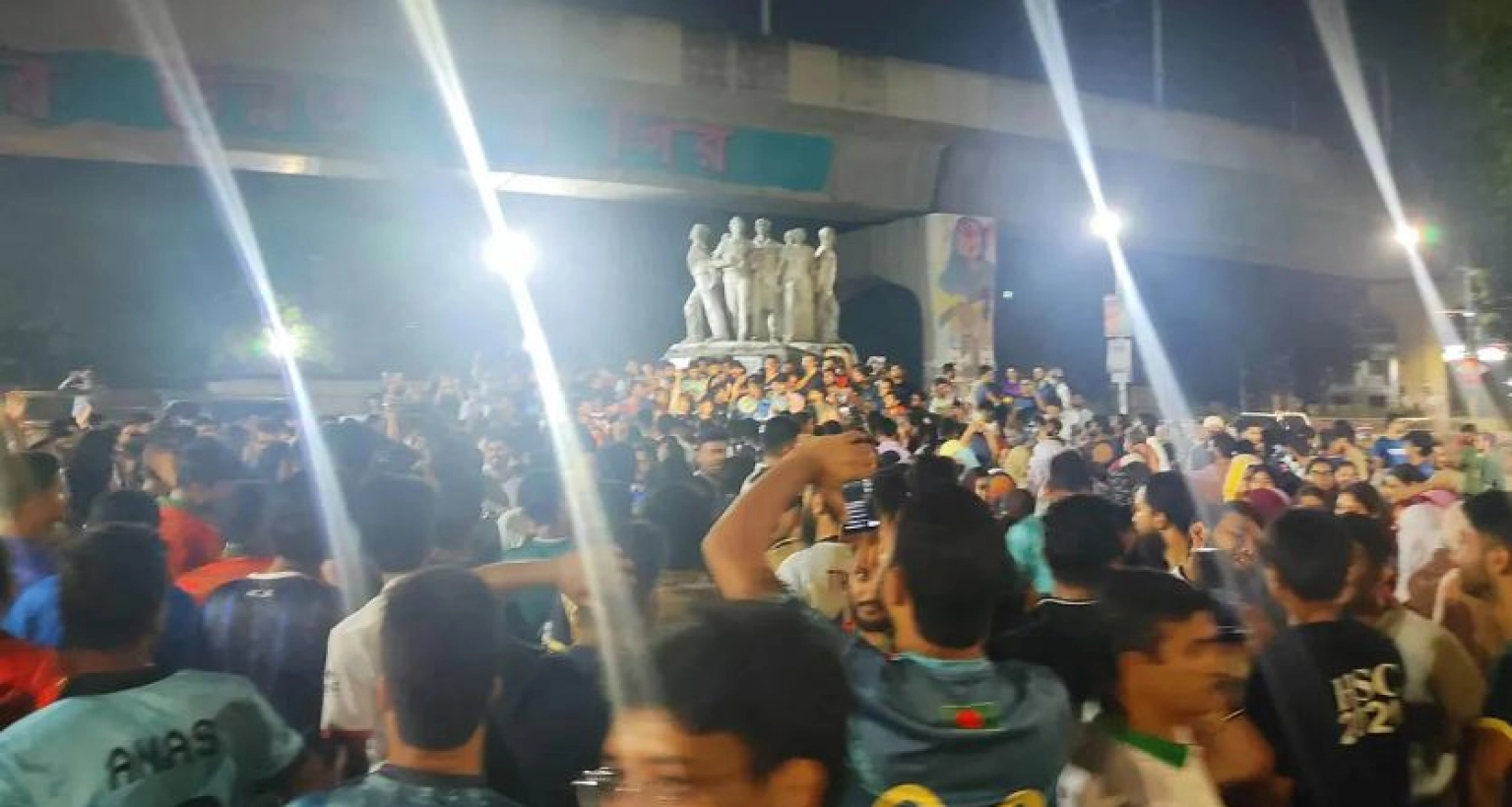 মধ্যরাতে শিক্ষার্থীদের বিক্ষোভে উত্তাল ঢাকা বিশ্ববিদ্যালয়