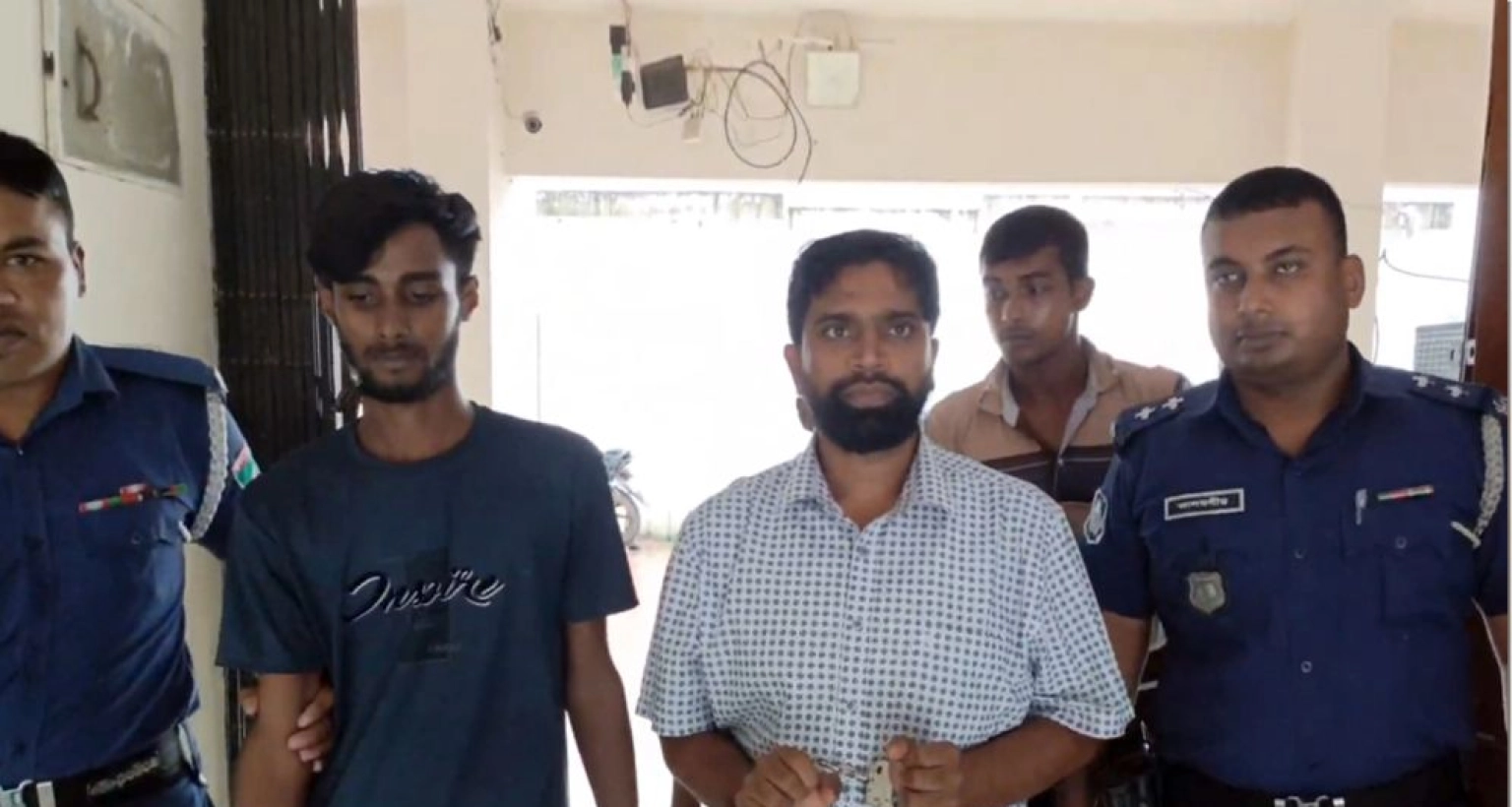 ভারতে পালানোর সময় দিপু মনির ভাগনে আটক
