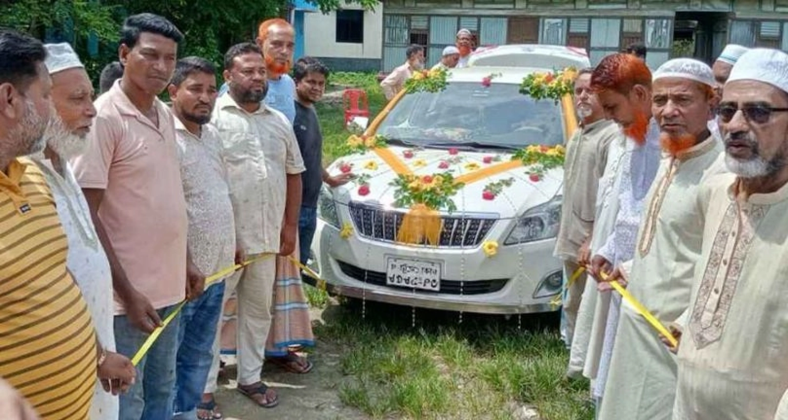 ৫ লাখ টাকা উপহার দিয়ে ইমামকে রাজকীয় বিদায়