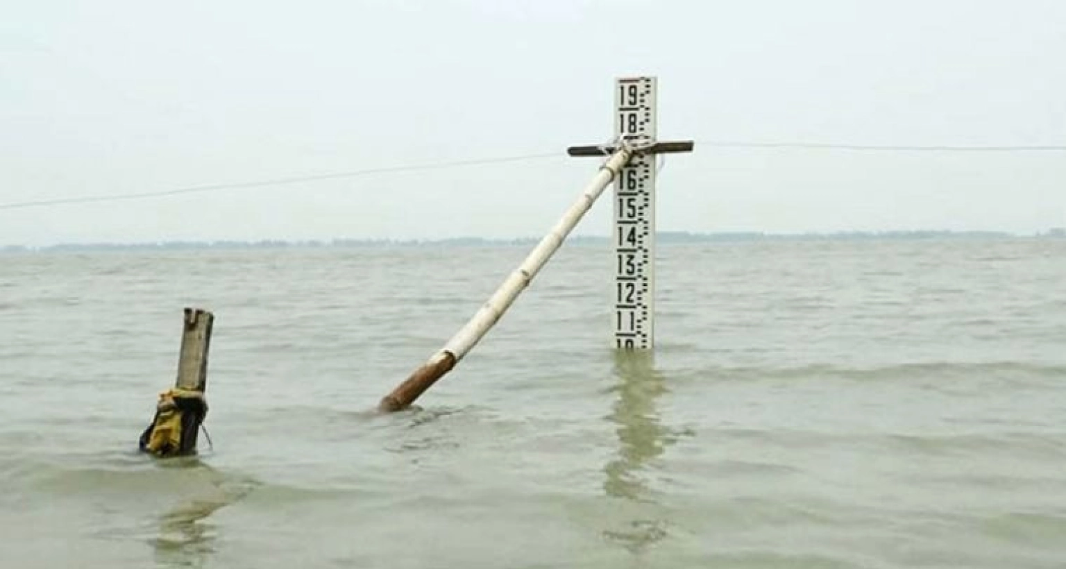 হঠাৎ অস্বাভাবিক হারে বাড়ছে পদ্মার পানি!