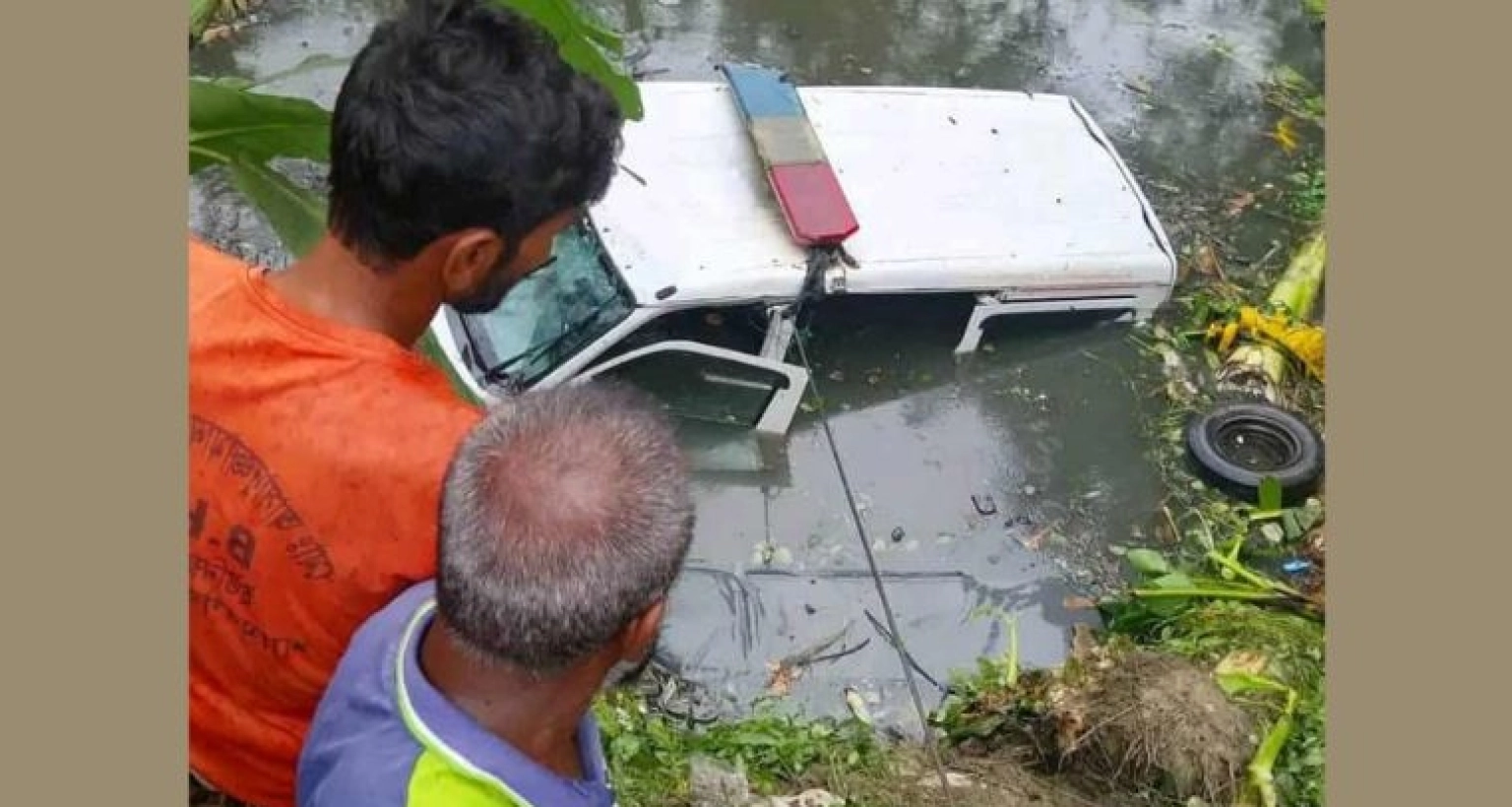 নিয়ন্ত্রণ হারিয়ে অ্যাম্বুলেন্স খাদে, ঘটনাস্থলে একজনের মৃত্যু