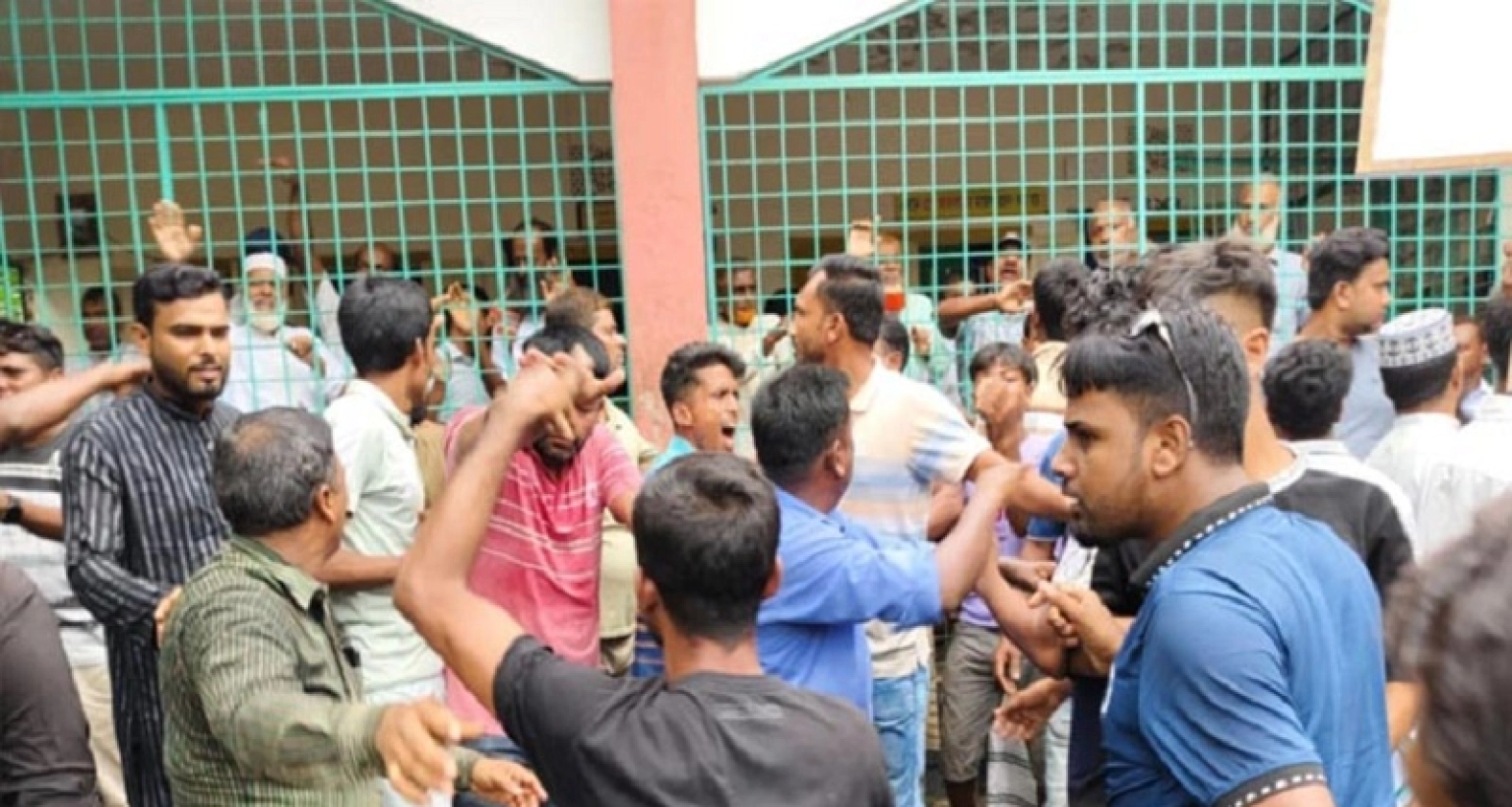 ‘মা-মাটি-মোহনা, আমরা পাবনা যাবো না’