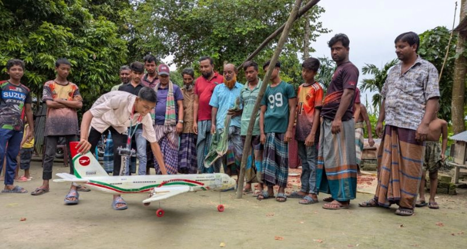 মাত্র ৪ দিনে বিমান বানিয়ে আকাশে উড়িয়ে সফলতার জানান দিল নবম শ্রেণির ছাত্র