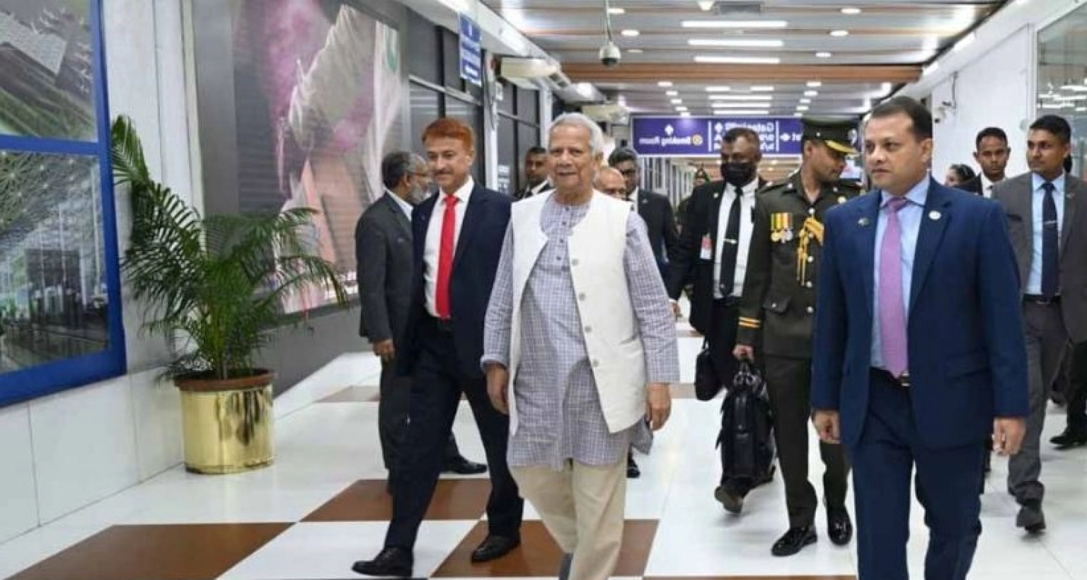 মালয়েশিয়া থেকে দেশে ফিরলেন প্রধান উপদেষ্টা ড. ইউনূস