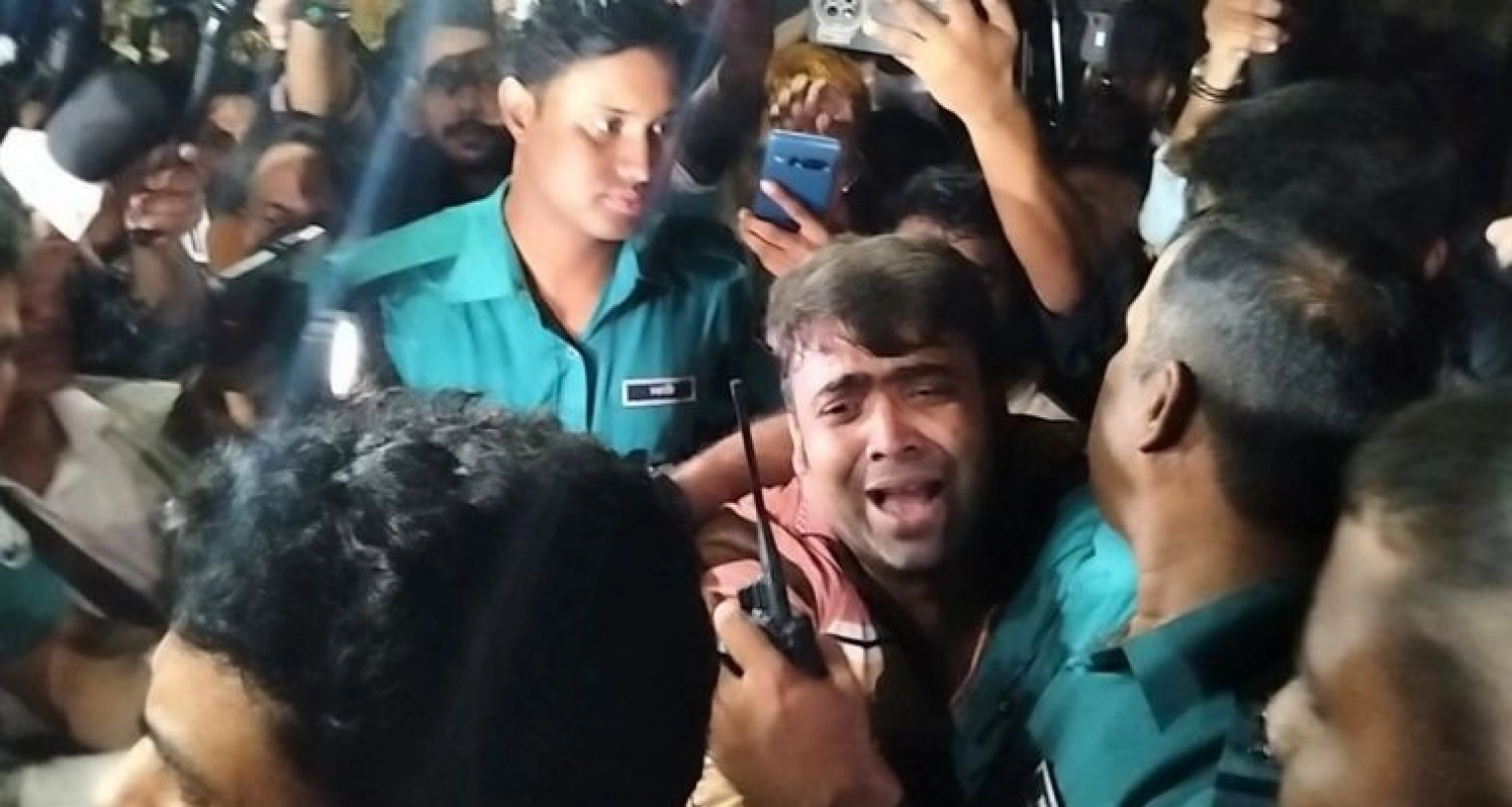 আ. লীগ কর্মী সন্দেহে ধানমন্ডি ৩২ নম্বরে তিনজনকে গণধোলাই