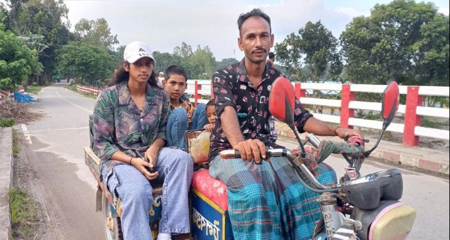  'আমি ভ্যান চালাই, আমার মেয়ে বিমানে চড়ে দেশ-বিদেশে খেলতে যায়—এটাই আমার গর্ব'