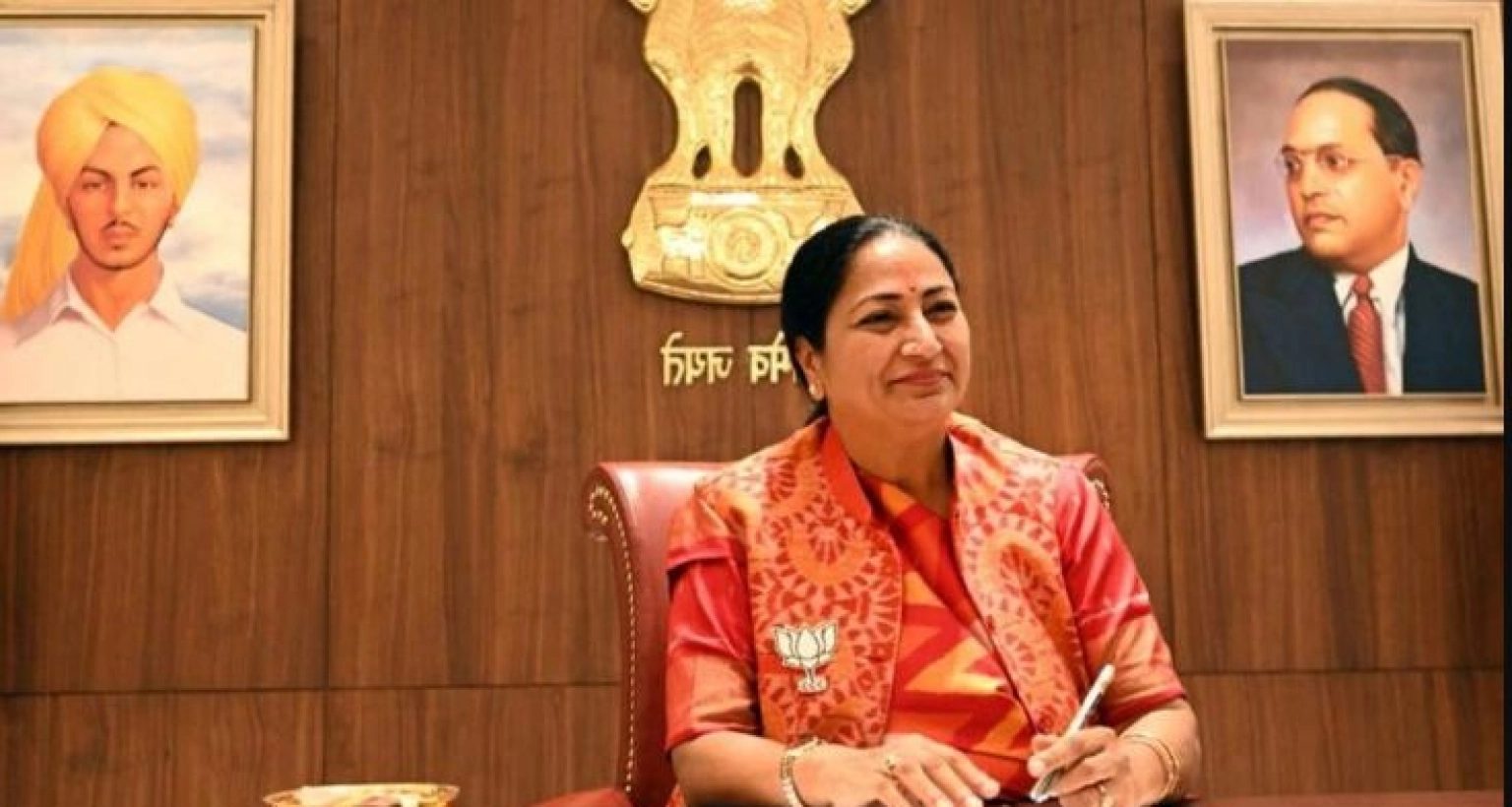 সবার সামনে চড় মারলেন দিল্লির মুখ্যমন্ত্রীকে!