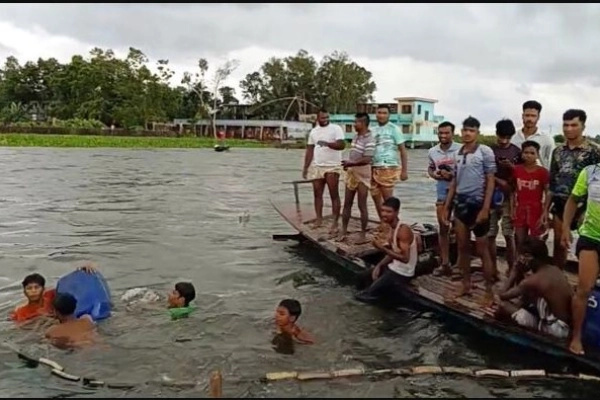নৌকাডুবি; ছেলেকে উঁচু করে ধরে রেখে প্রাণ দিলেন বাবা
