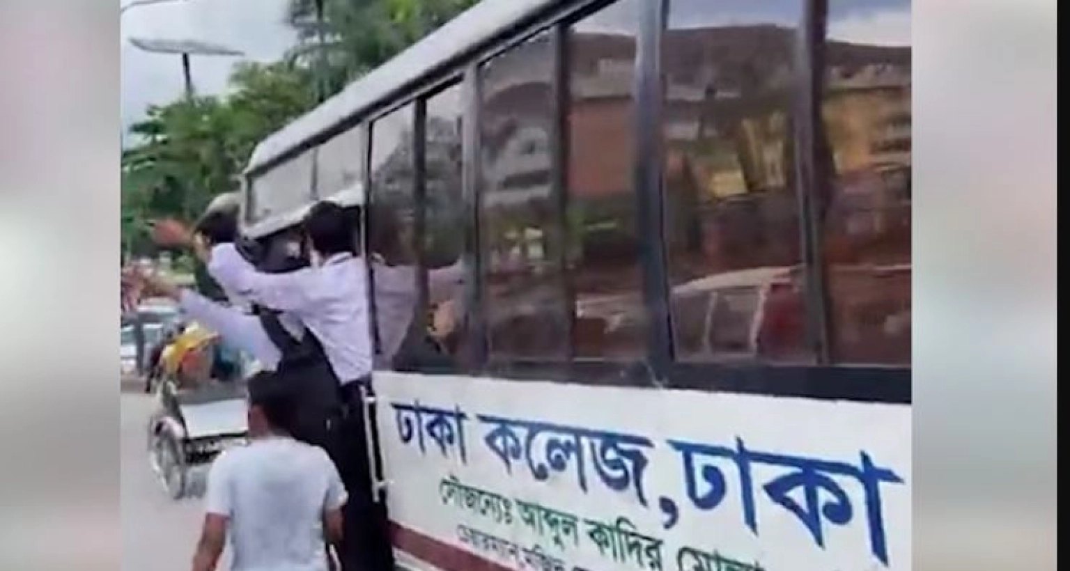 ঢাকা কলেজের বাস কেড়ে নিল সিটি কলেজের শিক্ষার্থীরা!