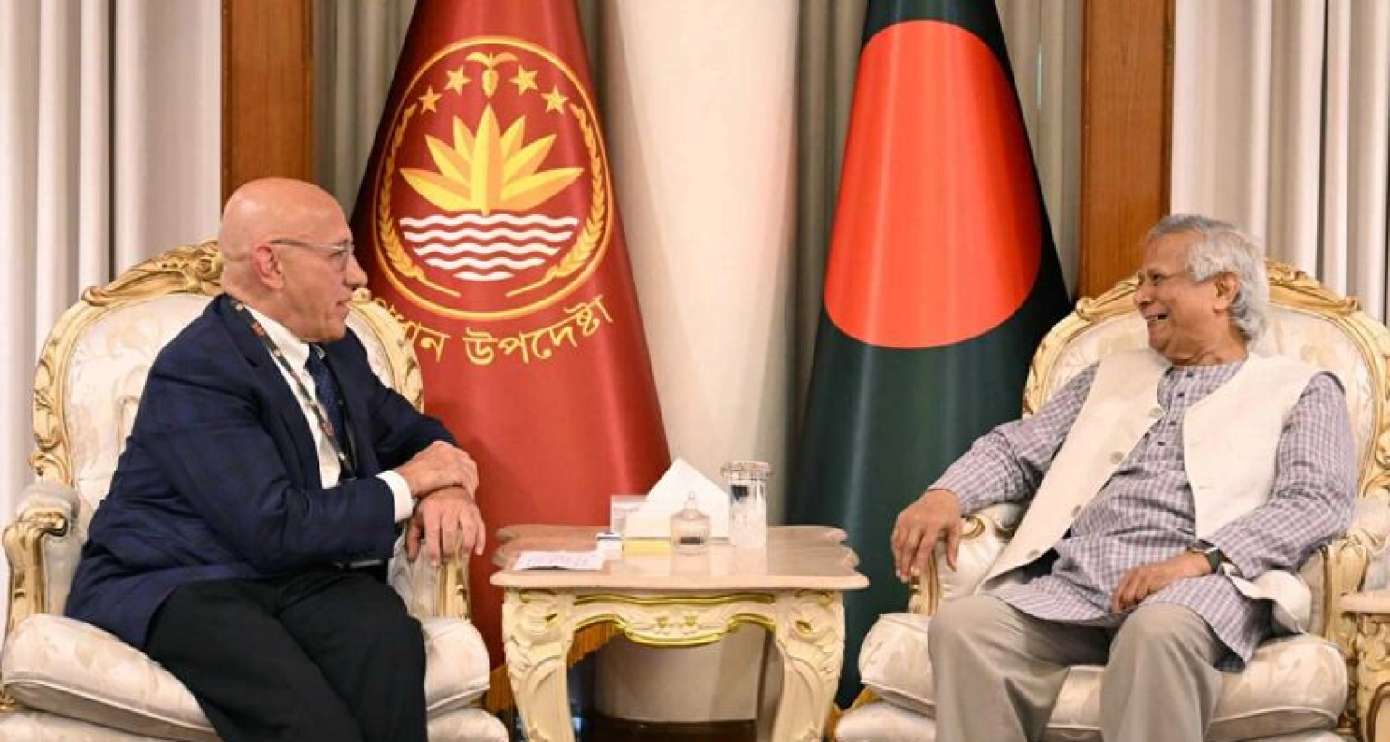 প্রধান উপদেষ্টার সঙ্গে সাক্ষাৎ করলেন জাতিসংঘের বিশেষ দূত