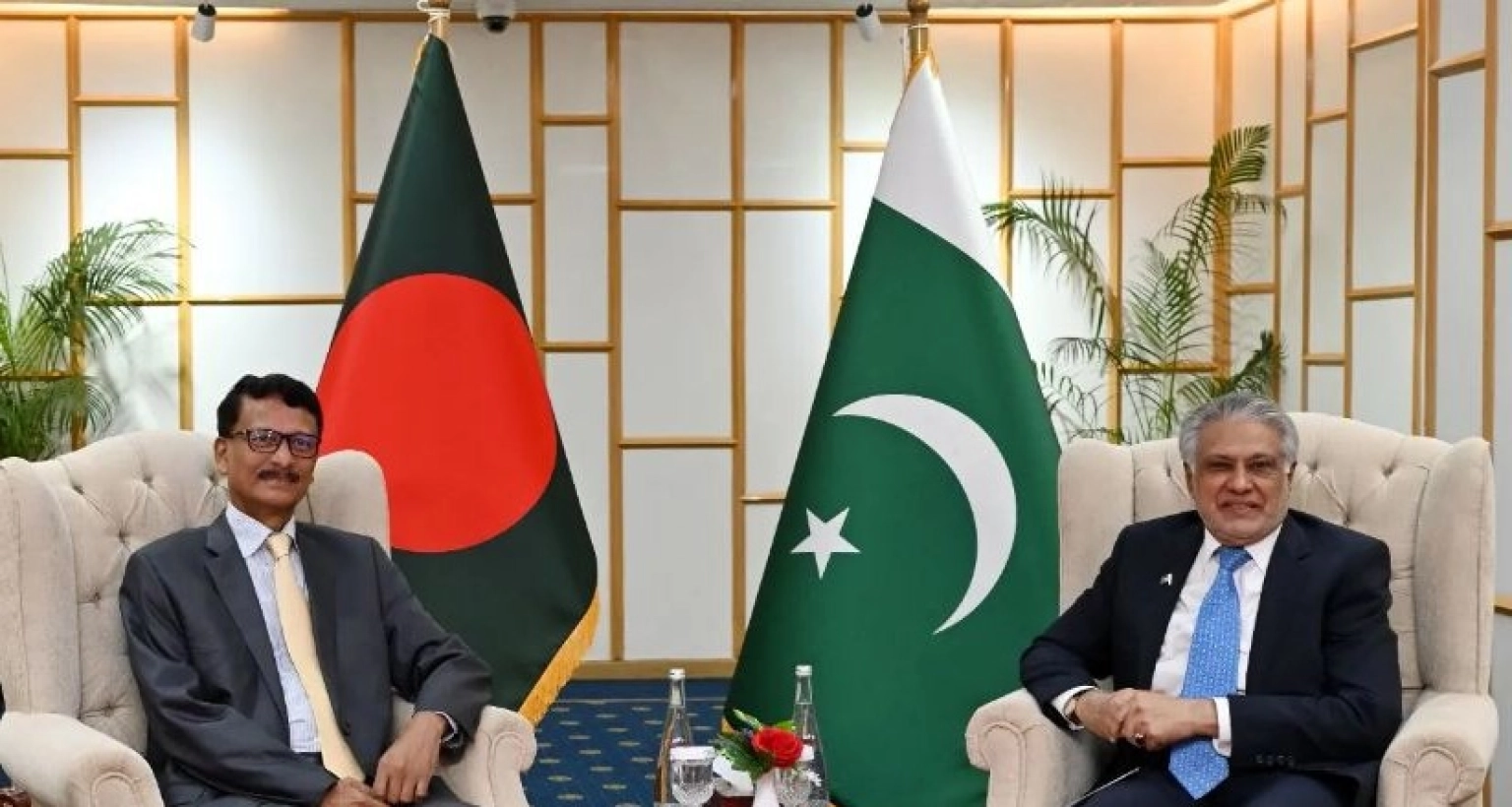 বাংলাদেশ ও পাকিস্তানের মধ্যে পররাষ্ট্রমন্ত্রী পর্যায়ের বৈঠক চলছে