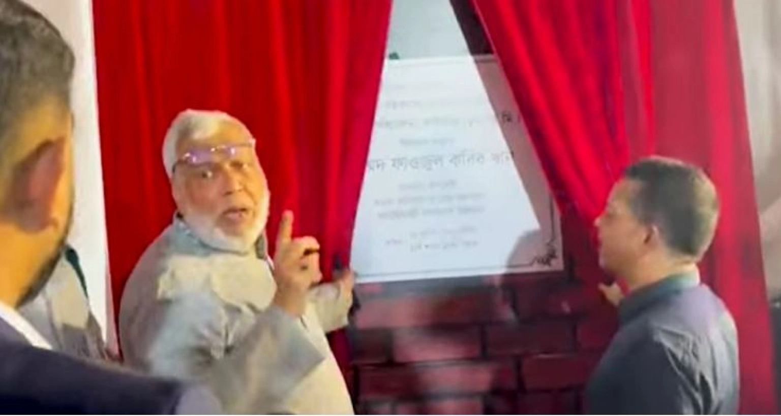নিজের নাম দেখে ক্ষোভ প্রকাশ উপদেষ্টা ফাওজুল কবির খানের