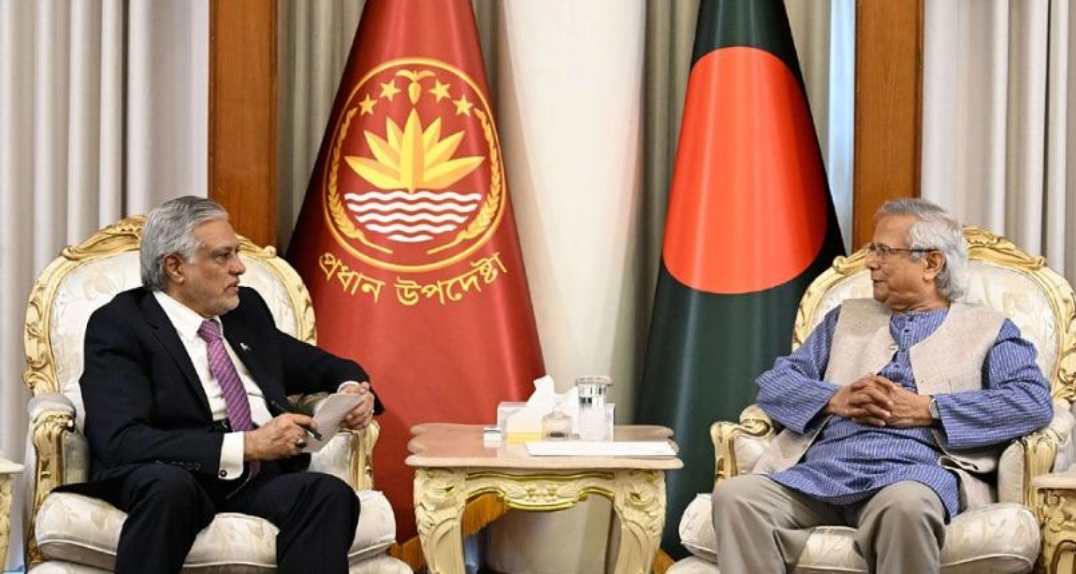 প্রধান উপদেষ্টার সঙ্গে সাক্ষাৎ করলেন পাক উপ-প্রধানমন্ত্রী ইসহাক দার