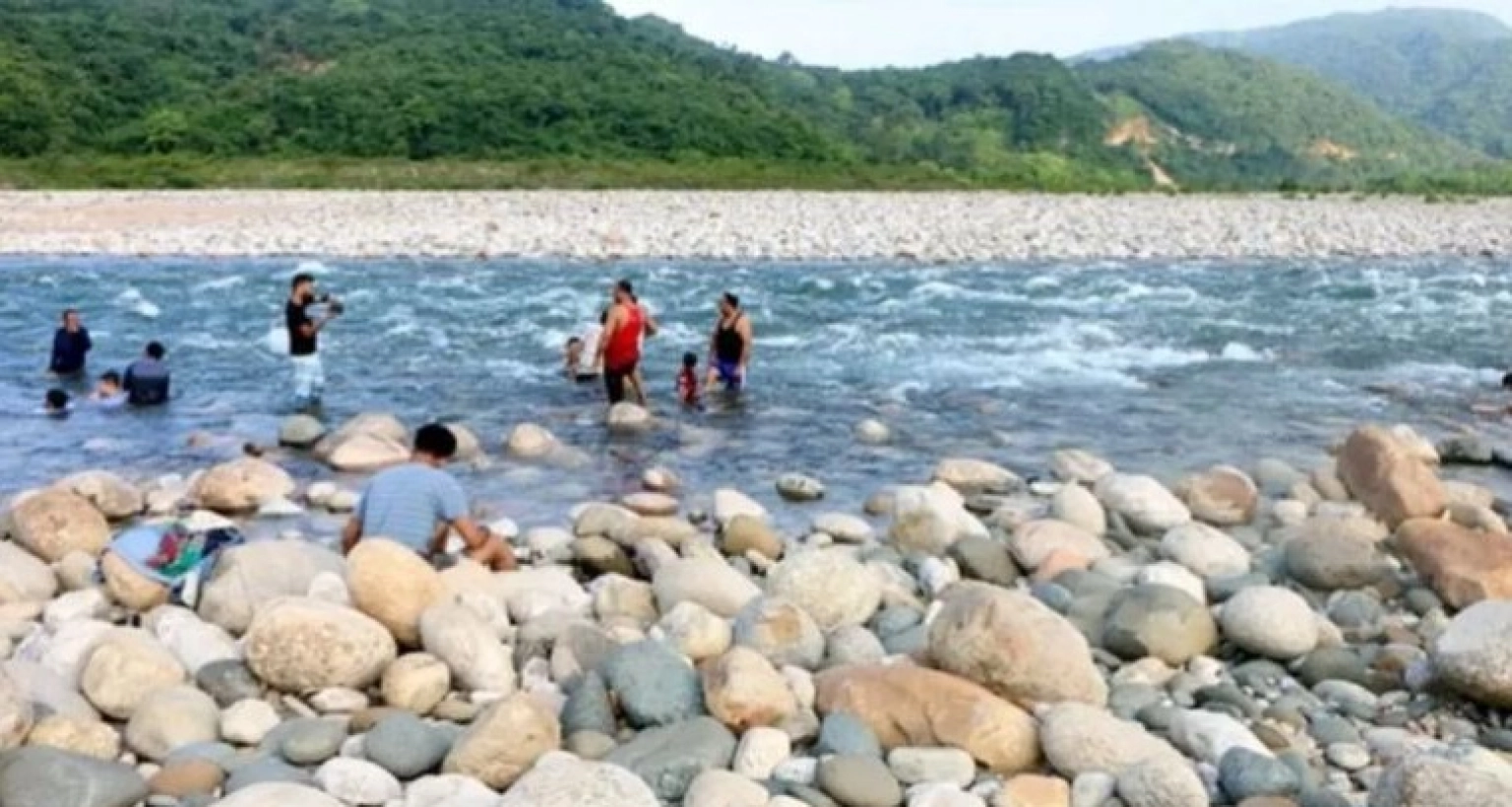 কঠোর হুঁশিয়ারি, চিরুনি অভিযান শুরুর আগেই পাথর ফেরত দিচ্ছেন ব্যবসায়ীরা