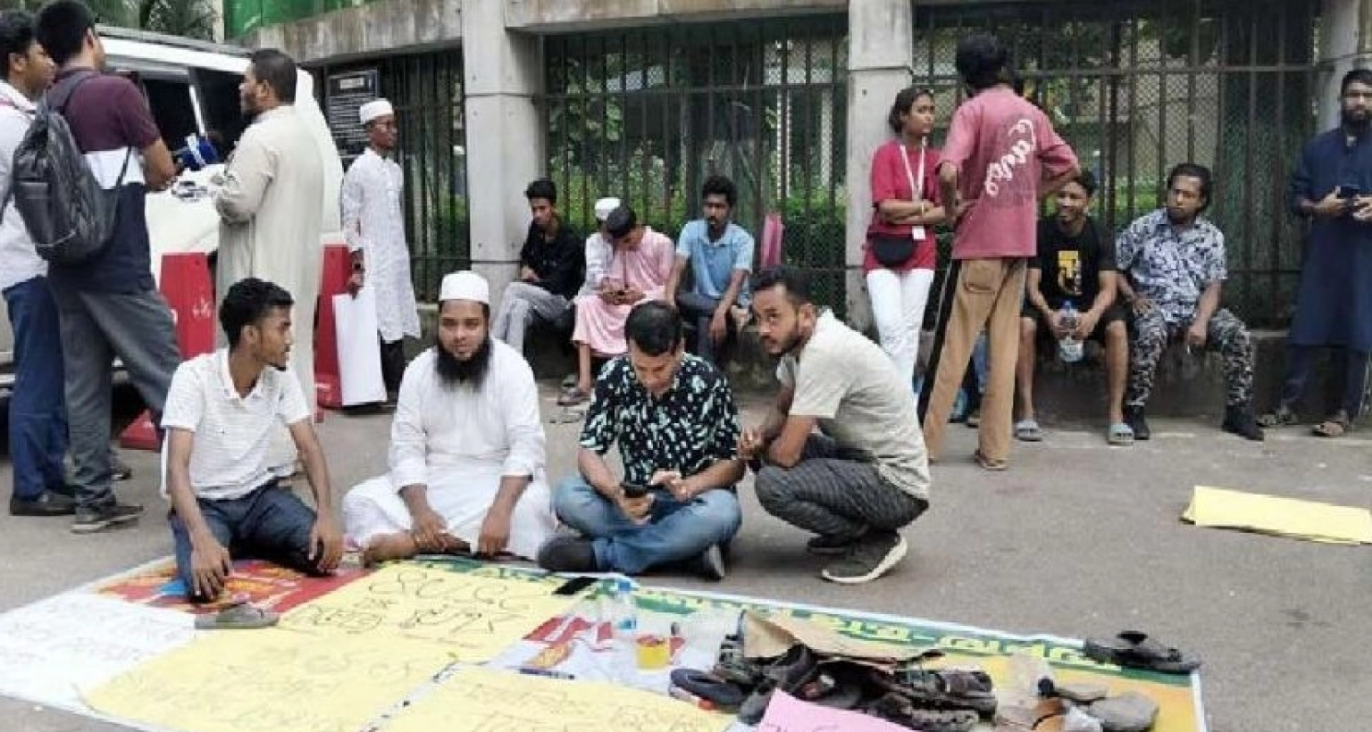 ফজলুরকে গ্রেফতারের দাবিতে বাসার সামনে অবস্থান, সতর্ক অবস্থানে আইন শৃঙ্খলা বাহিনী