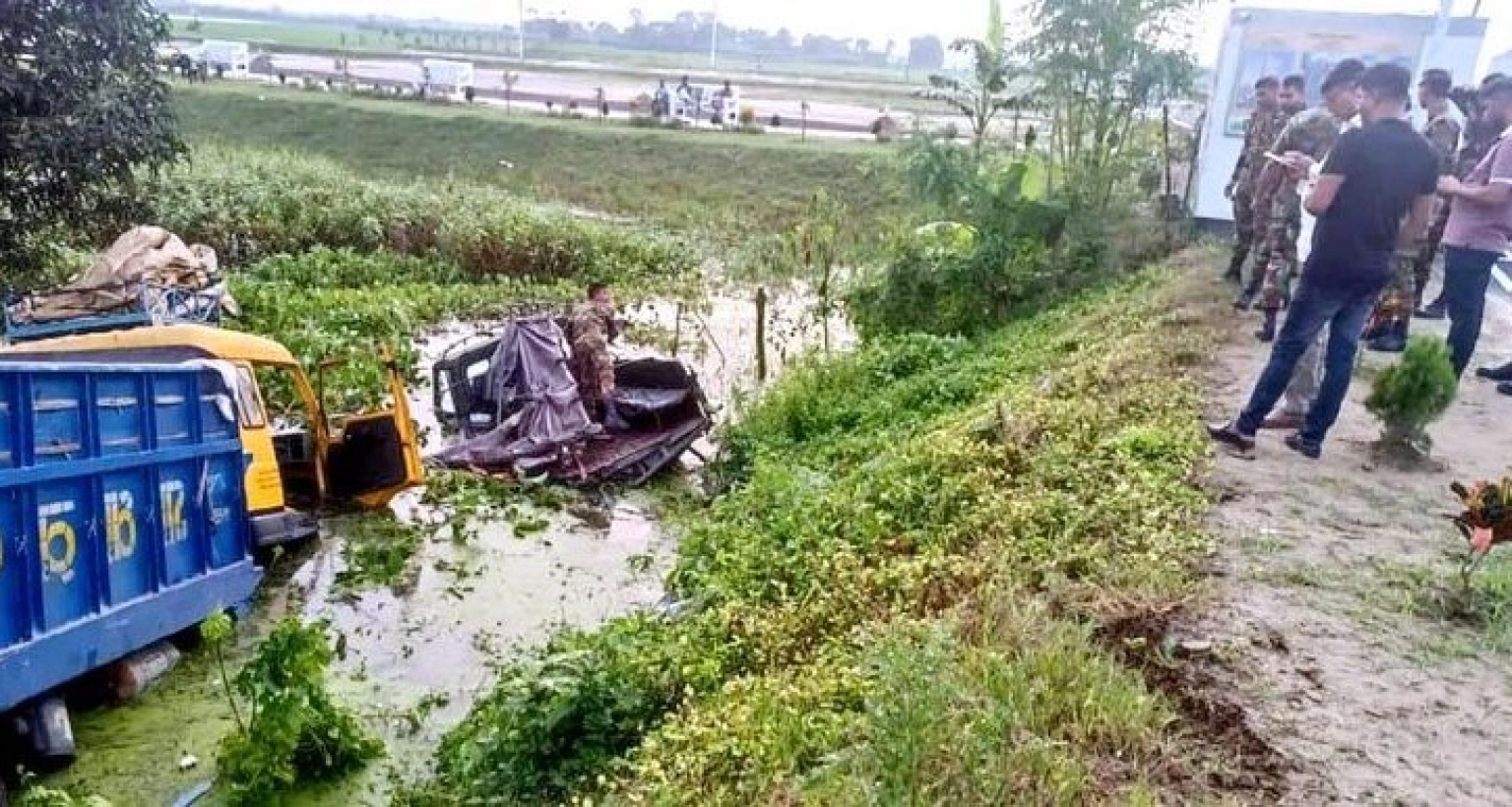 সেনাবাহিনীর টহল ভ্যানে ট্রাকের ধাক্কায় ৮ সেনাসদস্য আহত