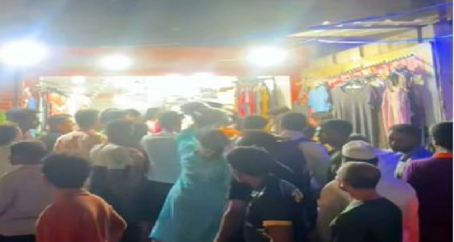 রাজধানীর কাপড়ের দোকানে ট্রায়াল রুমে নারীদের আপত্তিকর ভিডিও ধারণে!