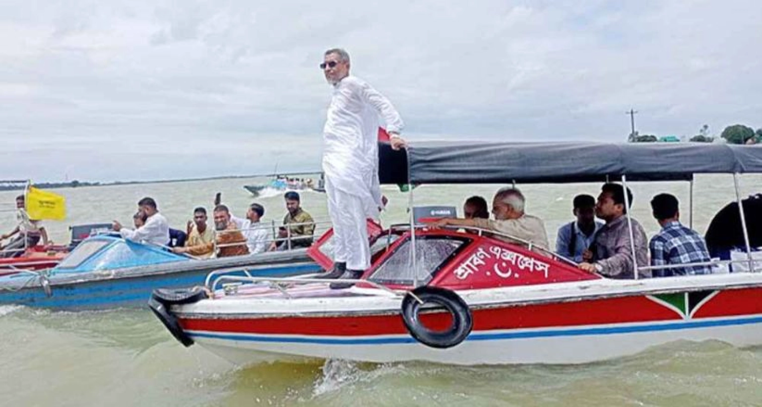 দীর্ঘ ১৭ বছর পর অর্ধশতাধিক স্পিডবোট নিয়ে নির্বাচনি এলাকায় বাবর