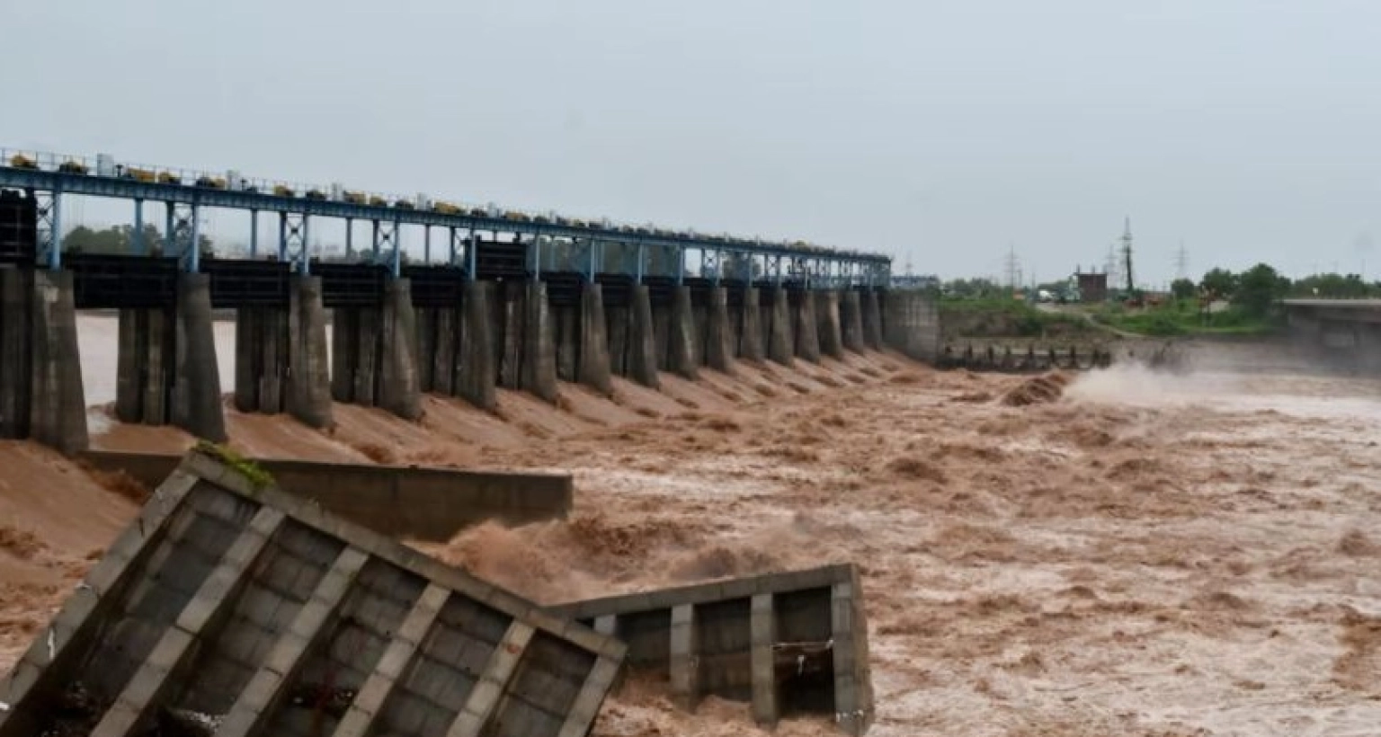 ভারতের ছাড়া পানিতে বন্যা, বাঁধ উড়িয়ে দিলো পাকিস্তান!