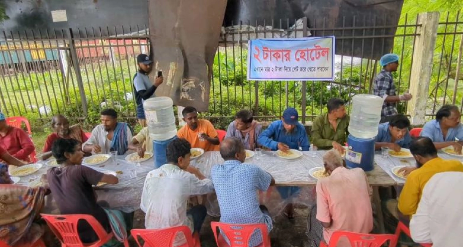 মাত্র দুই টাকায় মিলছে গরু কিংবা খাসির মাংস দিয়ে ভাত!