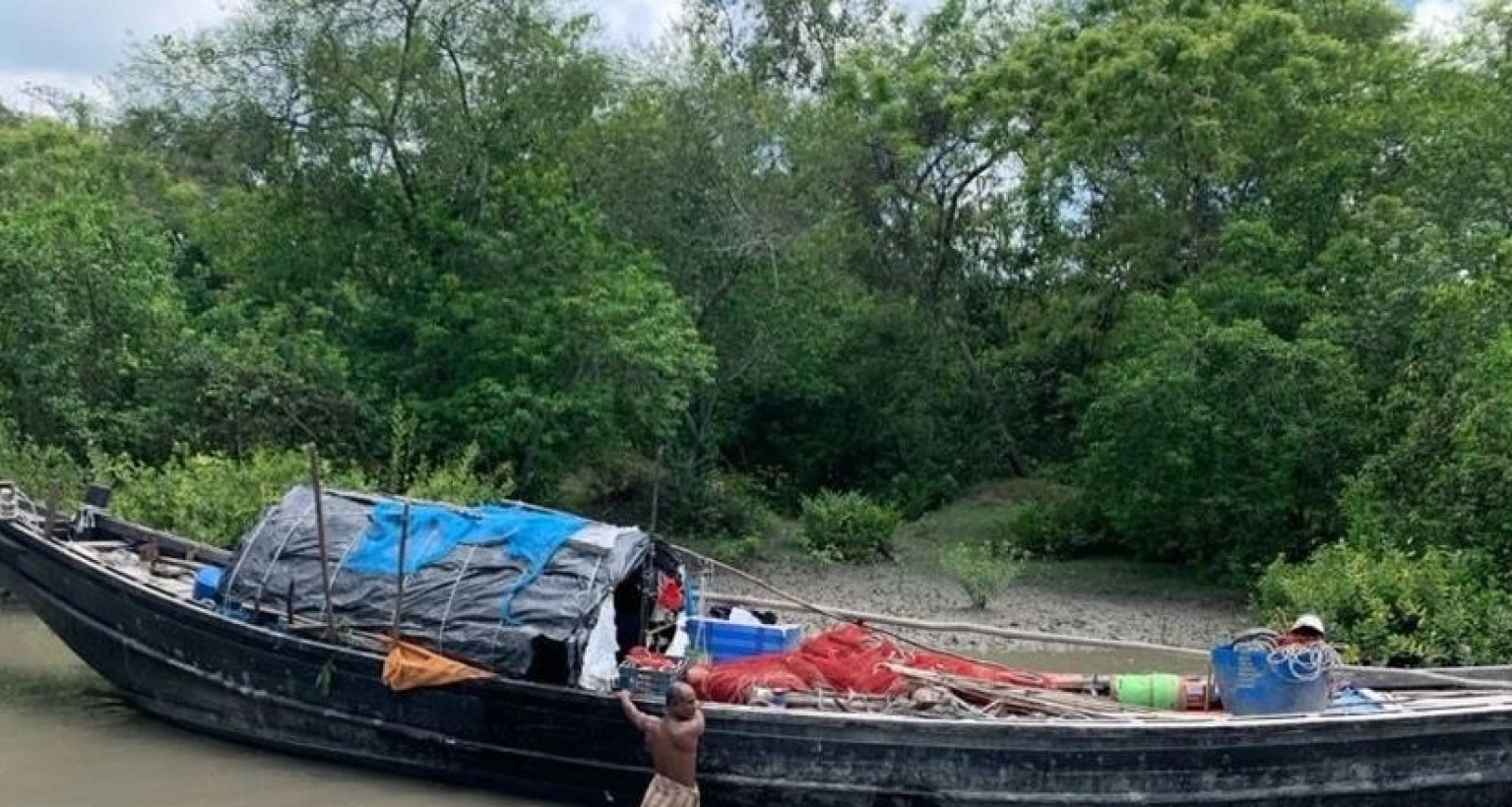 তোলপাড় সৃষ্টি, বিএনপি নেতার ট্রলার নিয়ে উধাও আ.লীগ নেতা!