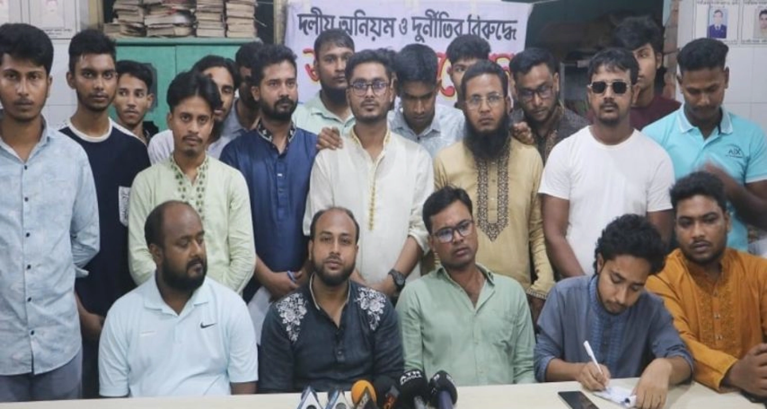যে অভিযোগ এনে গণঅধিকার পরিষদের শতাধিক নেতাকর্মীর একযোগে পদত্যাগ