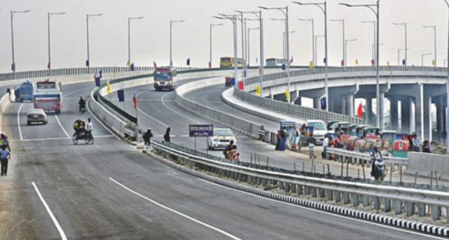 ৪ বাসের মধ্যে সংঘর্ষ
