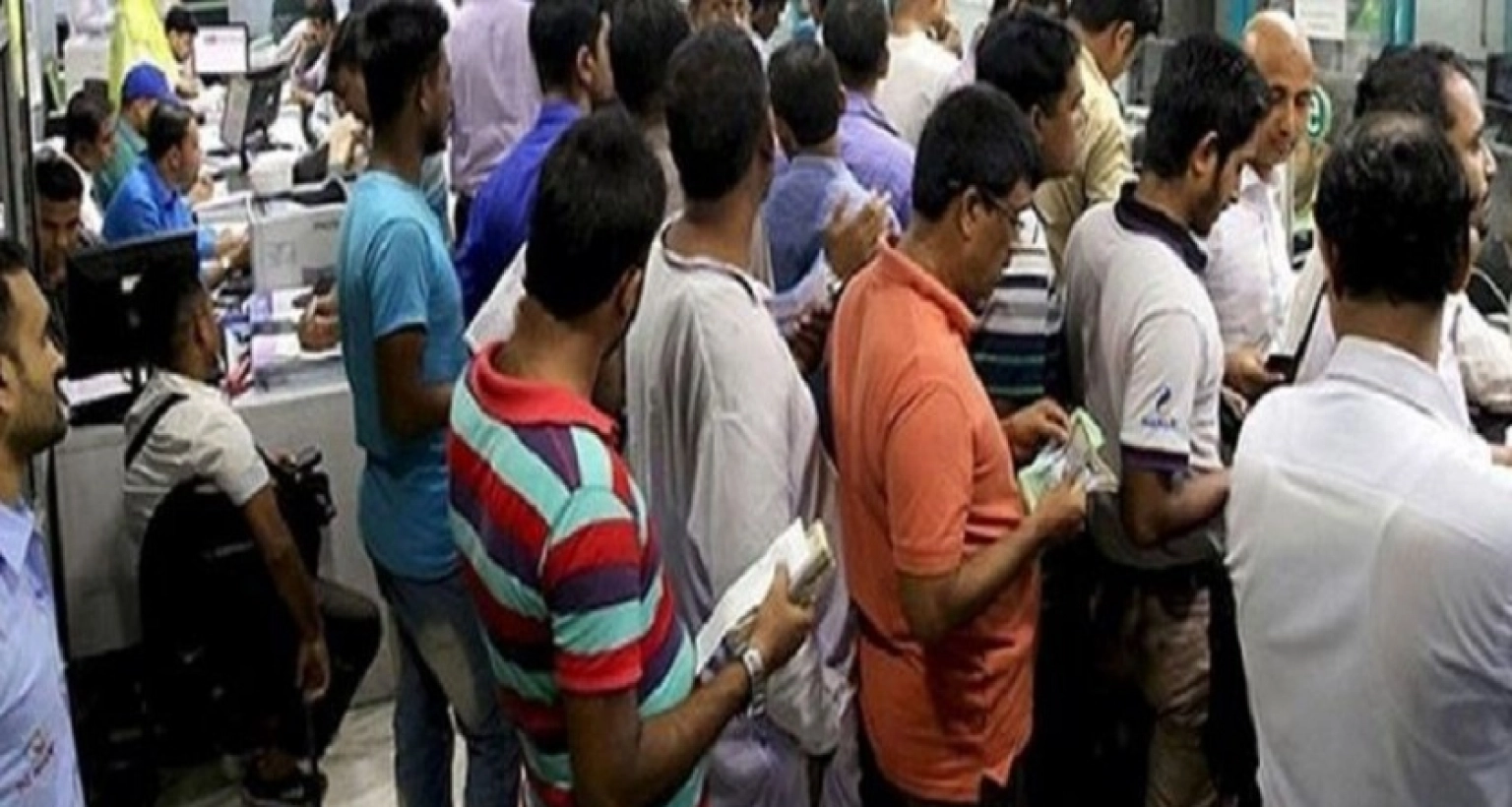 দেউলিয়া অবস্থায় পাঁচ ব্যাংক, জমা টাকা তুলতে না পেরে কাঁদছেন গ্রাহকরা