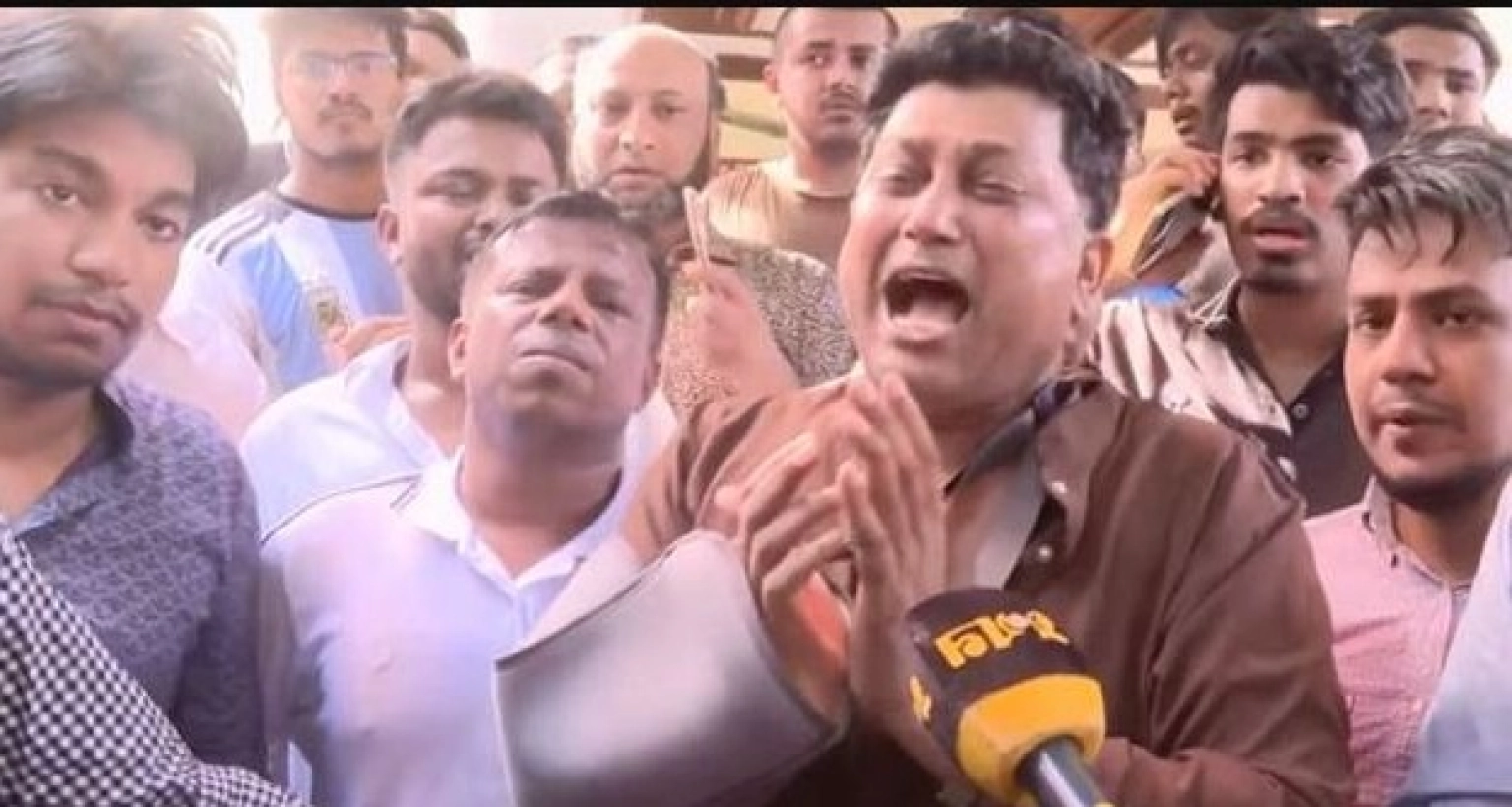 ছাত্রলীগ আমাদের শিক্ষার্থীদের দা দিয়ে কোপাচ্ছে: কান্নাজড়িত কণ্ঠে চবি উপ-উপাচার্য