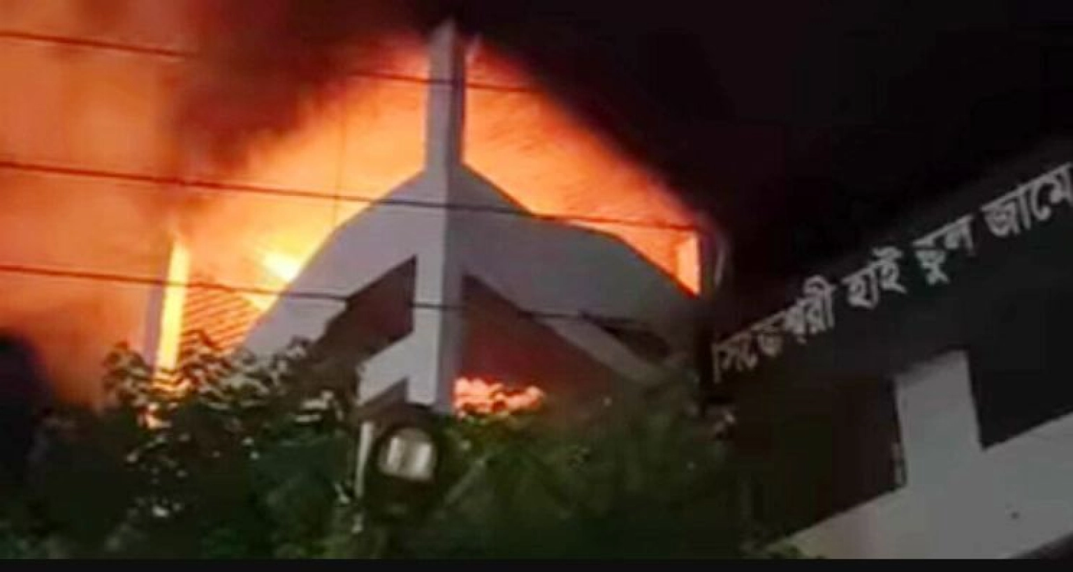 রাজধানীর মৌচাকে মসজিদে ভয়াবহ আগুন