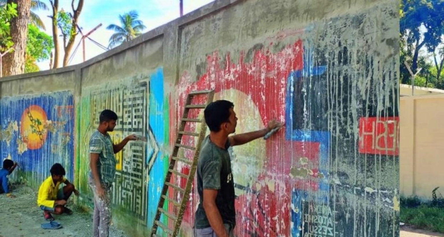আওয়ামী ঠিকাদার দিয়ে গণঅভ্যুত্থানের গ্রাফিতি মুছে ফেলার অভিযোগ জেলা প্রশাসকের বিরুদ্ধে