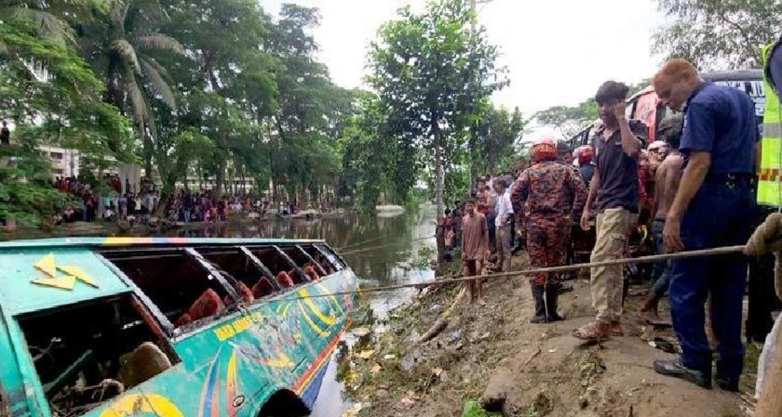 নিয়ন্ত্রণ হারিয়ে খালে গিয়ে পড়ল যাত্রীবাহী বাস