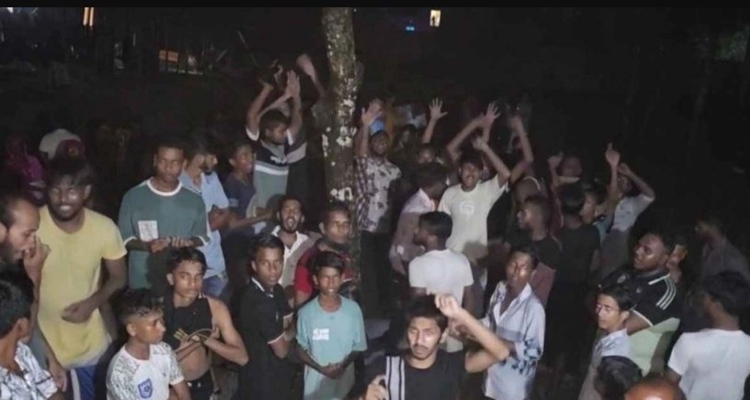 কয়েক রাউন্ড ফাঁকা গুলি করা সেই সন্ত্রাসীর বাড়ি ঘেরাও করল বিক্ষুব্ধ জনতা ও ব্যবসায়ীরা