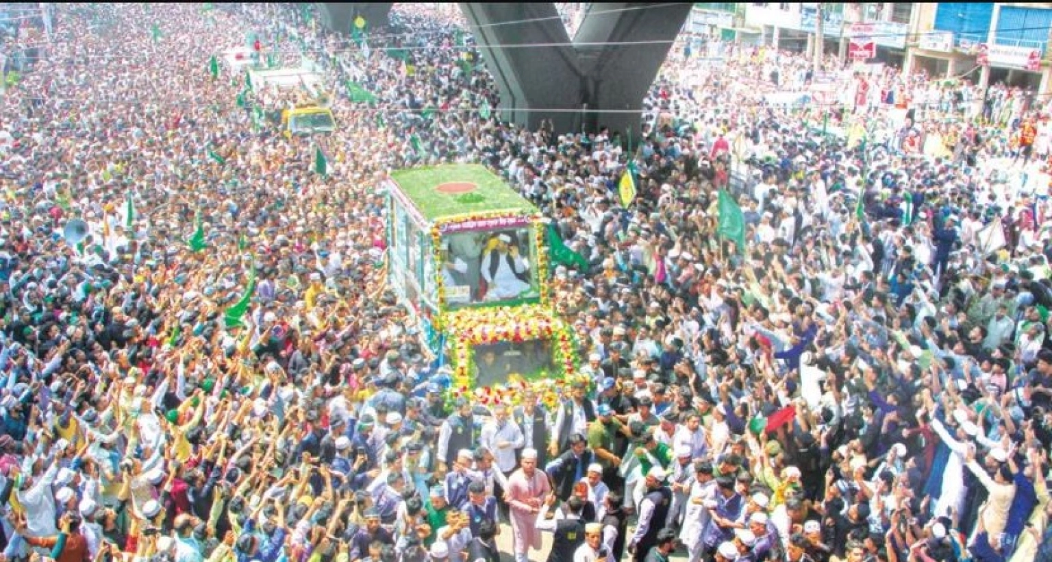 আজ সারাদেশে যথাযোগ্য ধর্মীয় মর্যাদা ও ভাবগাম্ভীর্যের সঙ্গে পবিত্র ঈদে মিলাদুন্নবী (সা.) পালন