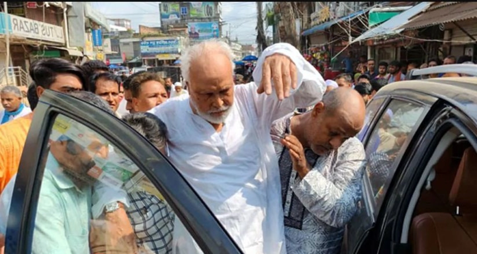 নেতাকর্মীরা ধরে নিজ বাড়িতে নিয়ে যান কাদের সিদ্দিকীকে, জানুন সর্বশেষ পরিস্থিতি