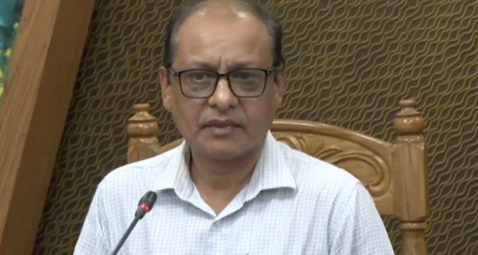 প্রাথমিক শিক্ষা প্রতিষ্ঠানের ছুটি বাড়বে নাকি কমবে? যা জানালেন প্রাথমিক উপদেষ্টা