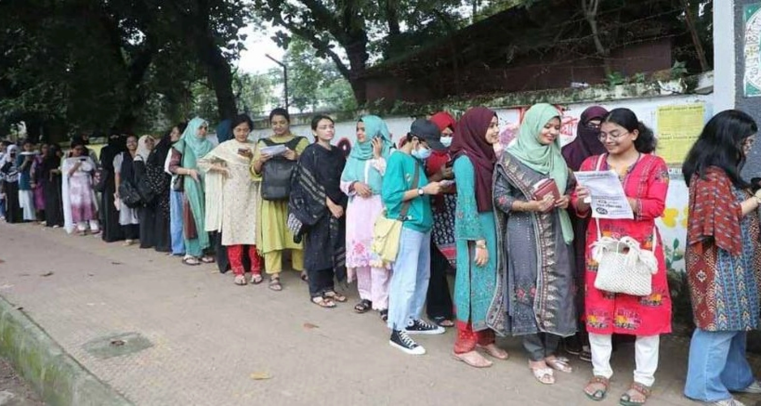 প্রতীক্ষার প্রহর শেষে ডাকসু নির্বাচনে ভোটগ্রহণ শুরু