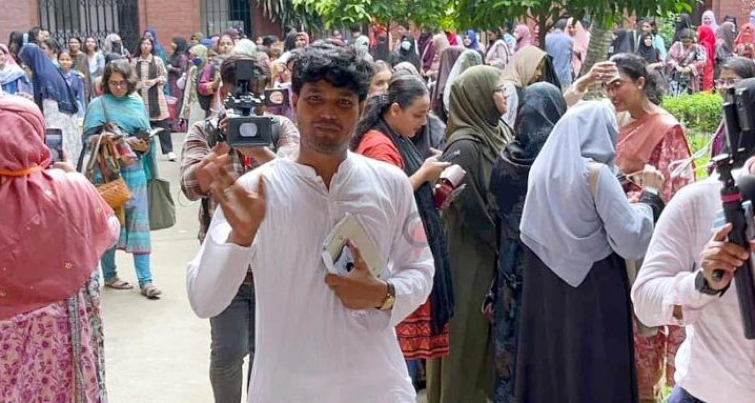 'রিটার্নিং কর্মকর্তার অনুমতি নিয়েই কেন্দ্রে ঢুকেছি, কোনো নিয়ম ভেঙে ভোটকেন্দ্রে প্রবেশ করা হয়নি’