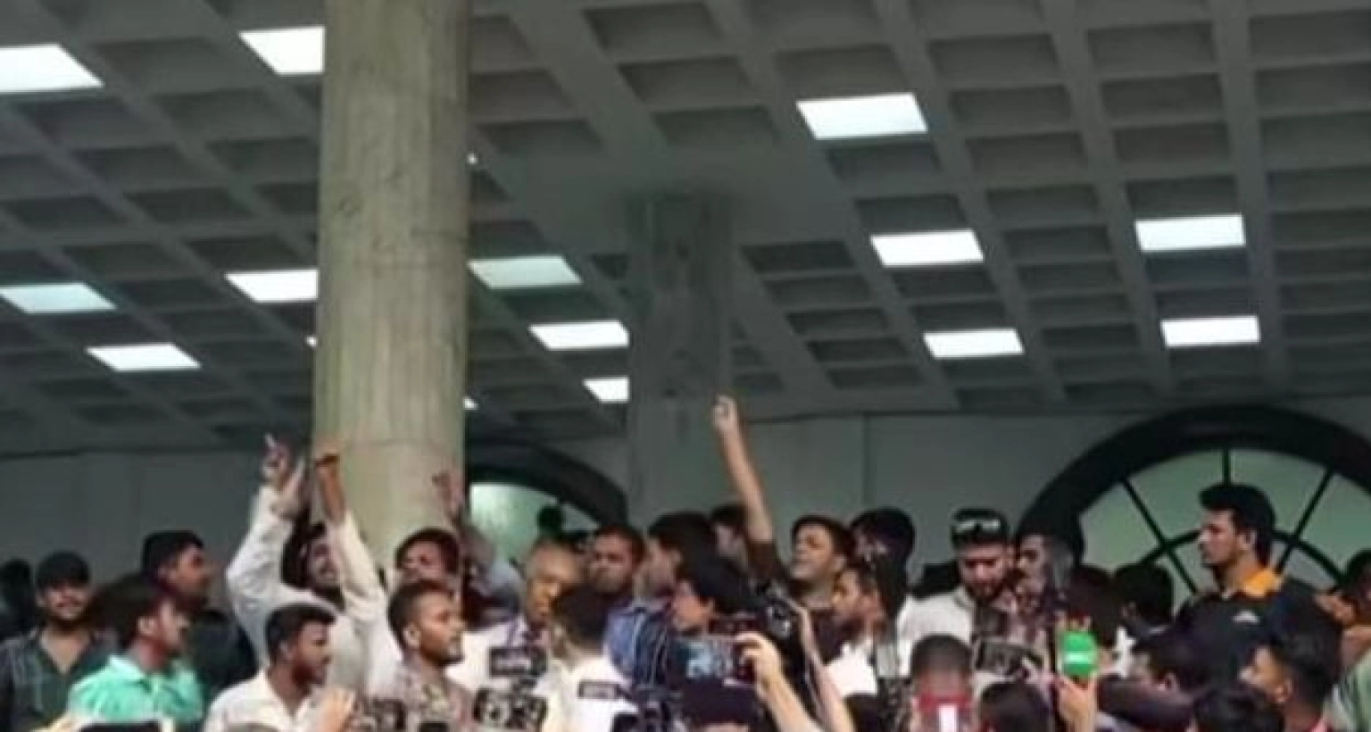 শিবির নেতাকর্মীদের দেখেই ‘রাজাকার আর স্বৈরাচার, মিলেমিশে একাকার’ স্লোগান ছাত্রদল কর্মীদের