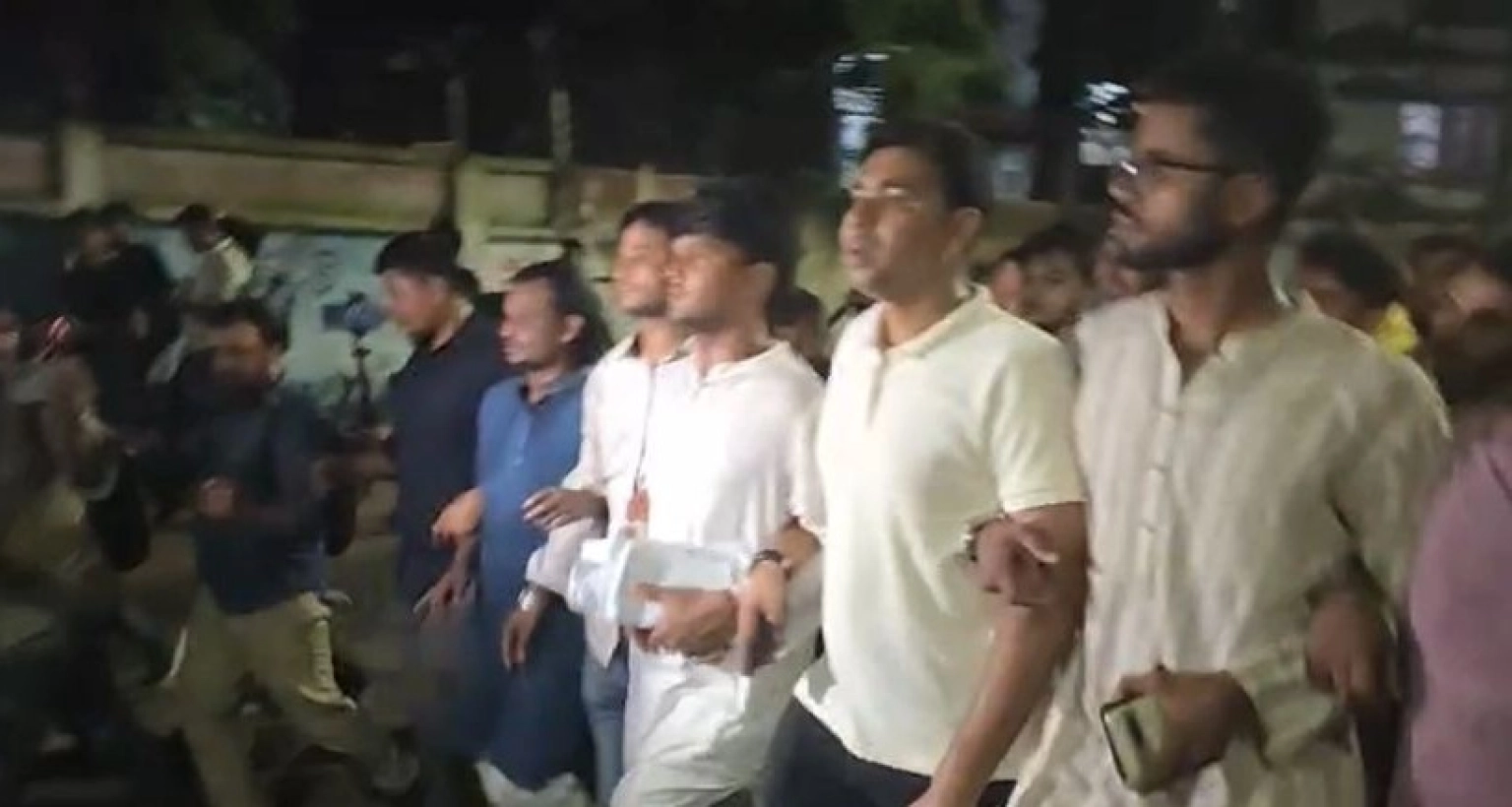 উত্তাল ঢাবি, ডাকসু নির্বাচনে ভোট কারচুপির অভিযোগ এনে বিক্ষোভ মিছিল শুরু করেছে ছাত্রদল