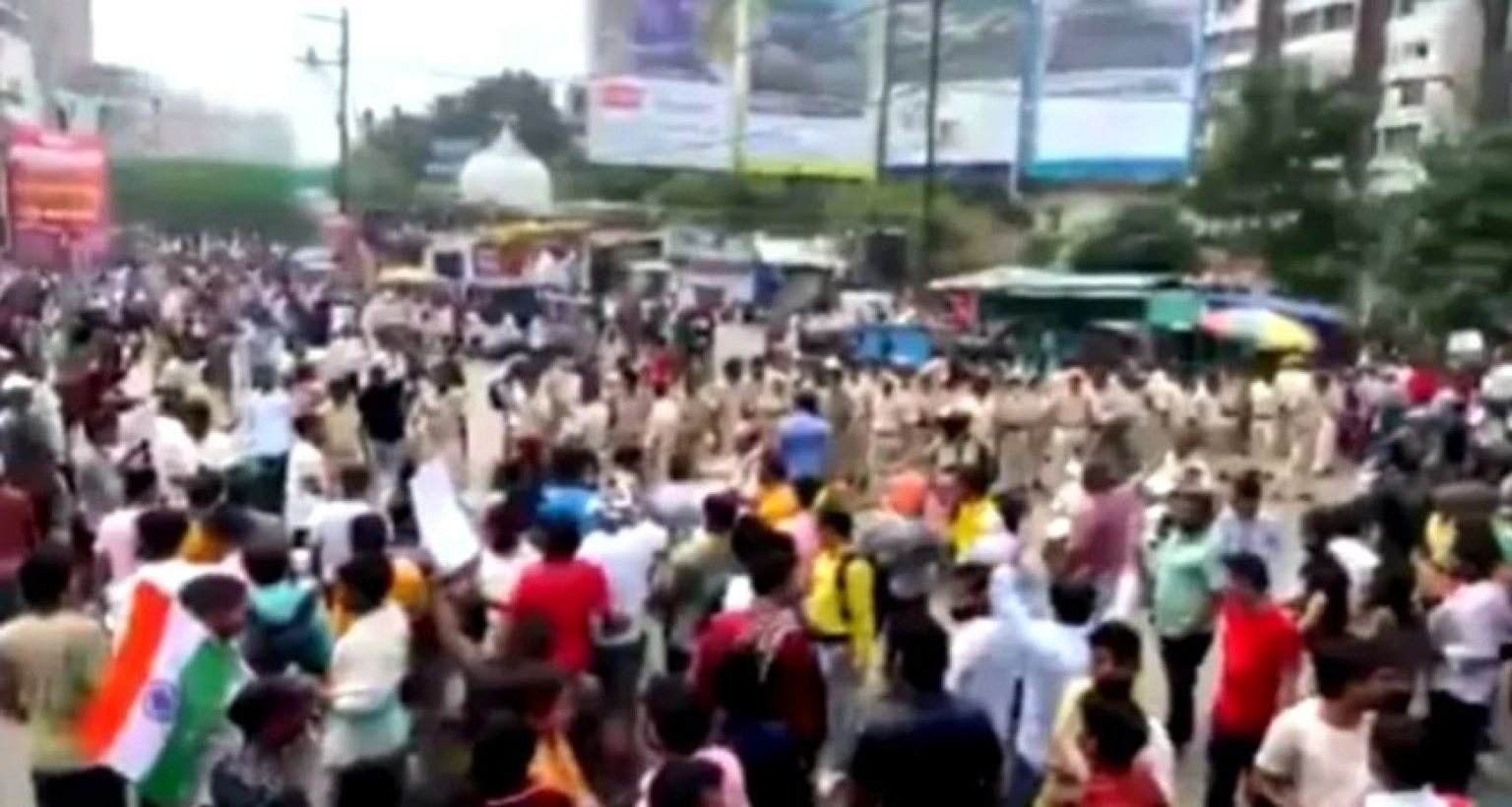 নেপালের পর উত্তাল বিহারের রাজপথ, রাস্তায় হাজার হাজার মানুষ