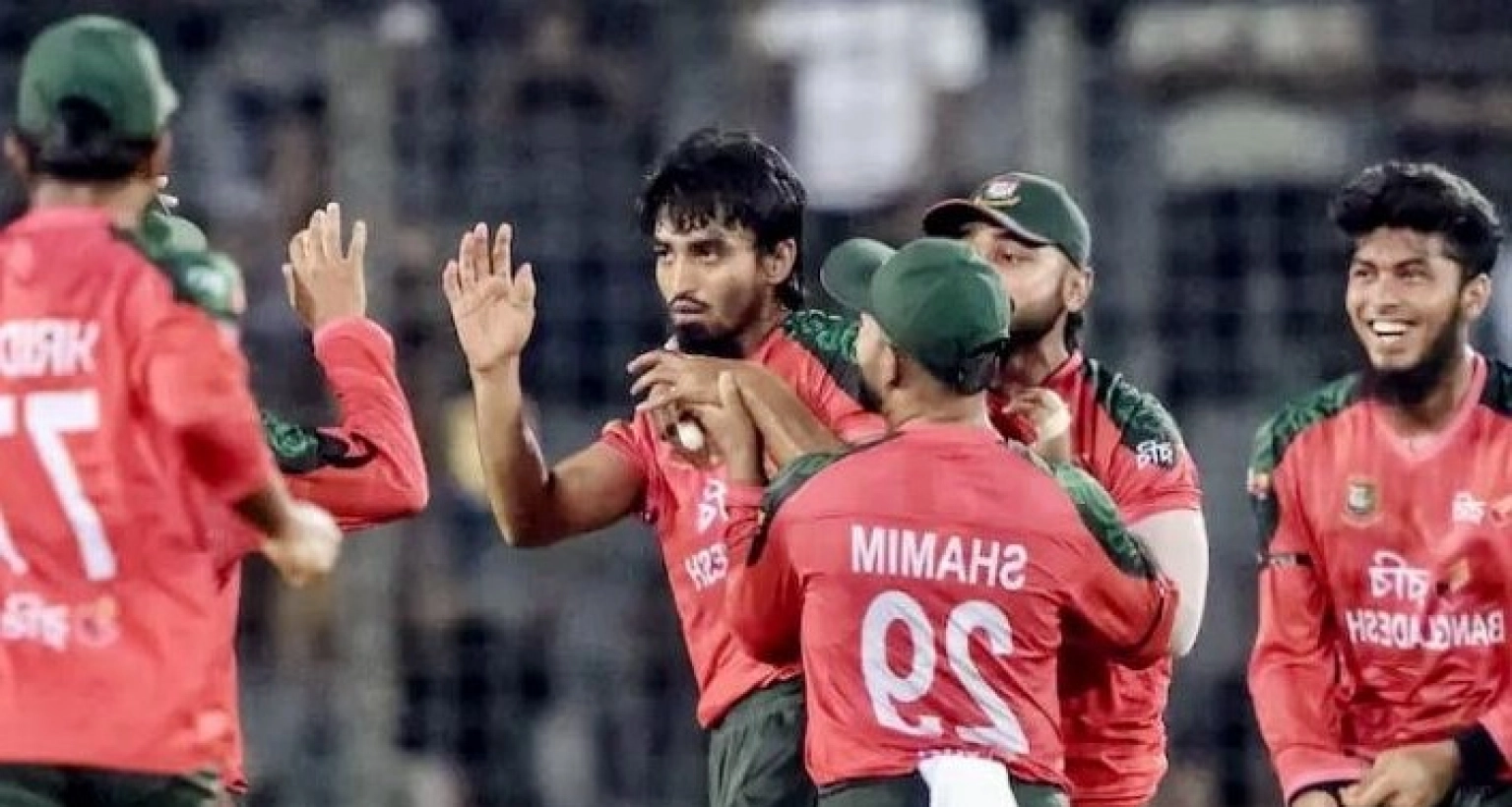 ছক্কার পরের বলে সাকিব ভাঙলেন স্টাম্প