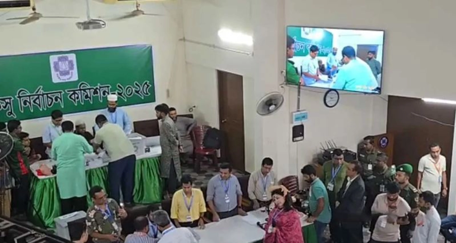 এলইডি স্ক্রিনে প্রদর্শিত হচ্ছে জাকসুর ভোট গণনা