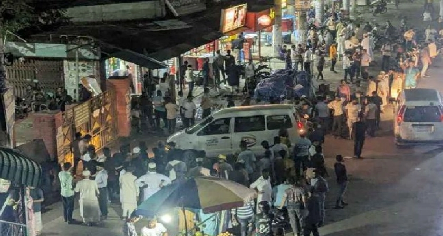 হঠাৎ জাবির প্রধান ফটকে জামায়াত নেতাকর্মীদের অবস্থান!