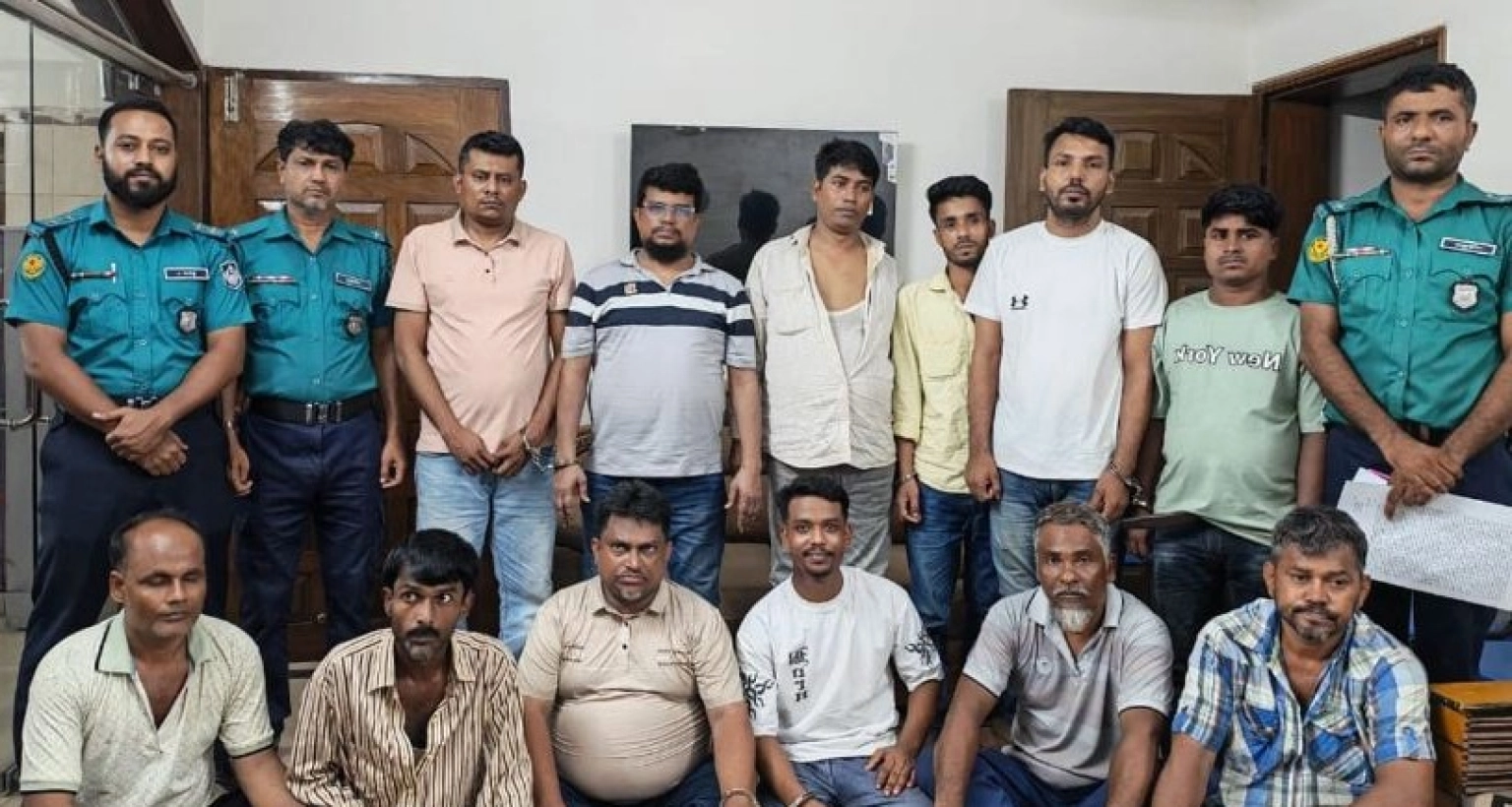 আ.লীগের ১২ নেতাকর্মী গ্রেপ্তার ঝটিকা মিছিলের প্রস্তুতিকালে 